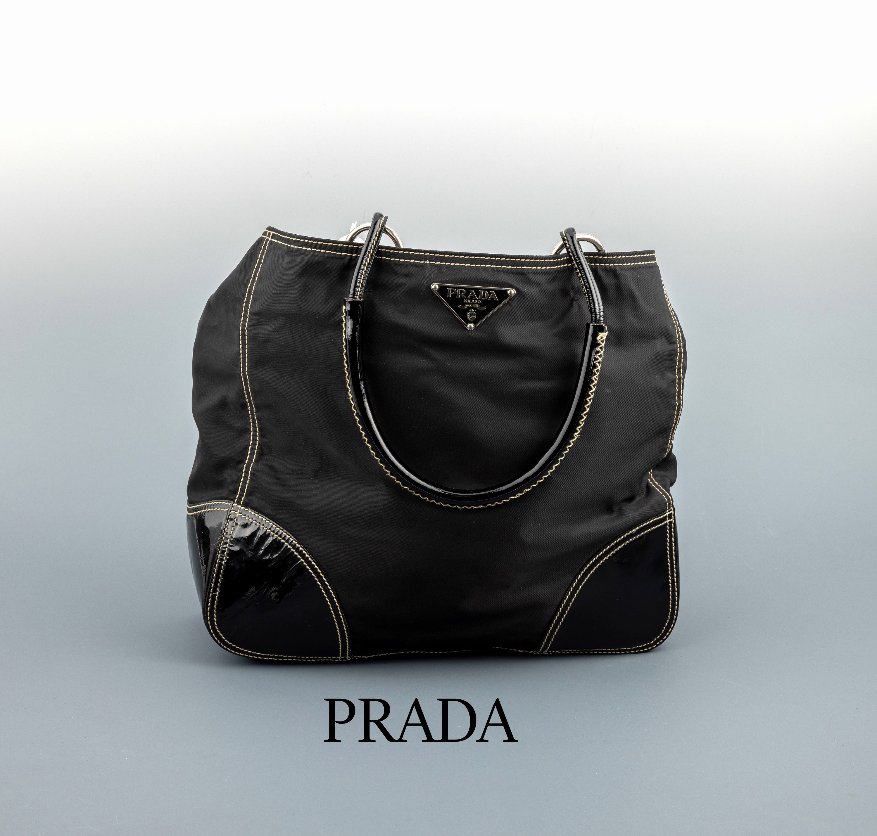 PRADA Shopper, schwarzer Nylonstoff, 2 Tragehenkel und Besätze schwarzes Lackleder, cremefarb. Nähte, innen schwarzer Stoff mit Prada ...