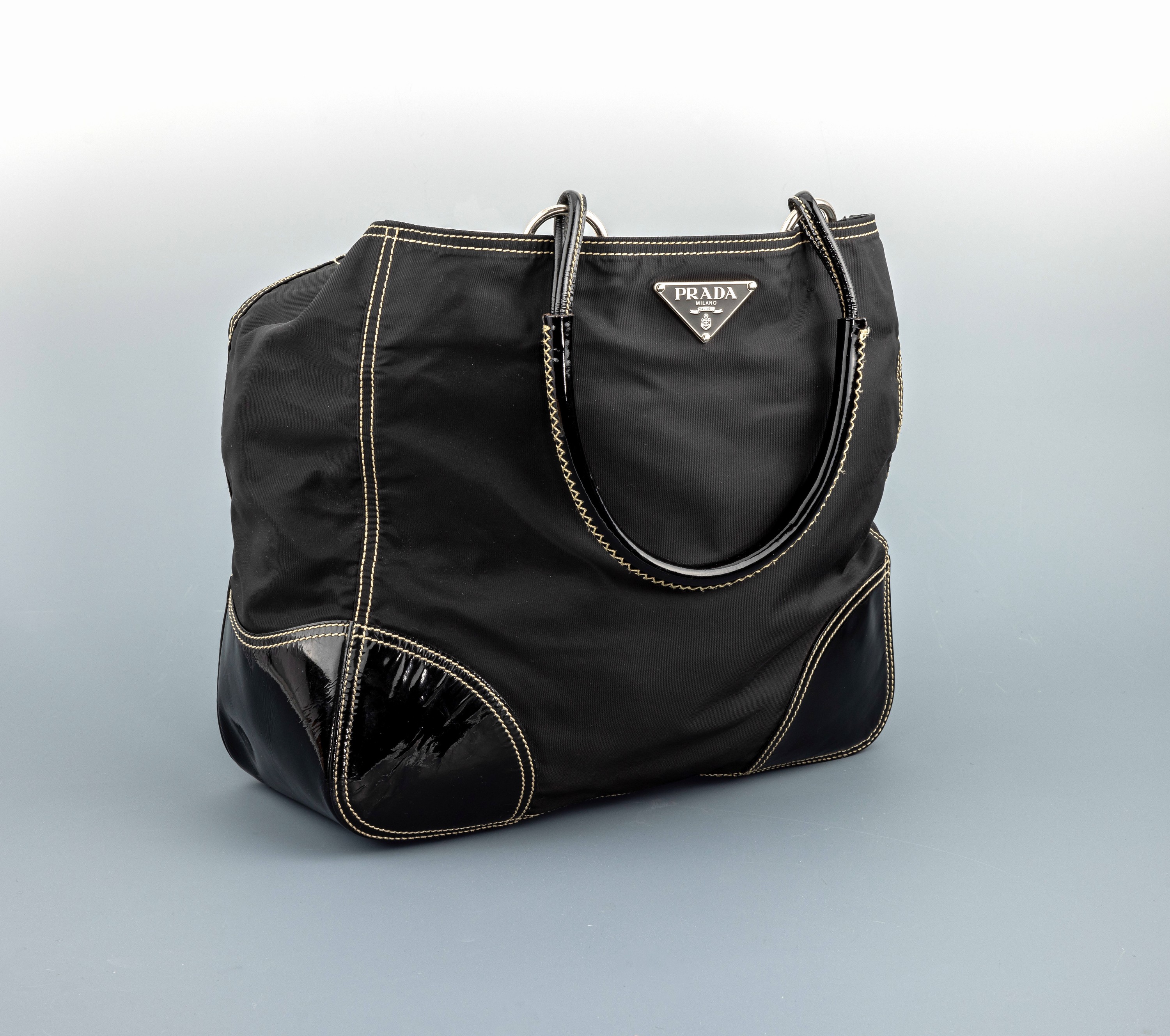 Detail a: PRADA Shopper, schwarzer Nylonstoff, 2 Tragehenkel und Besätze schwarzes Lackleder, cremefarb. Nähte, innen schwarzer Stoff mit Prada ...