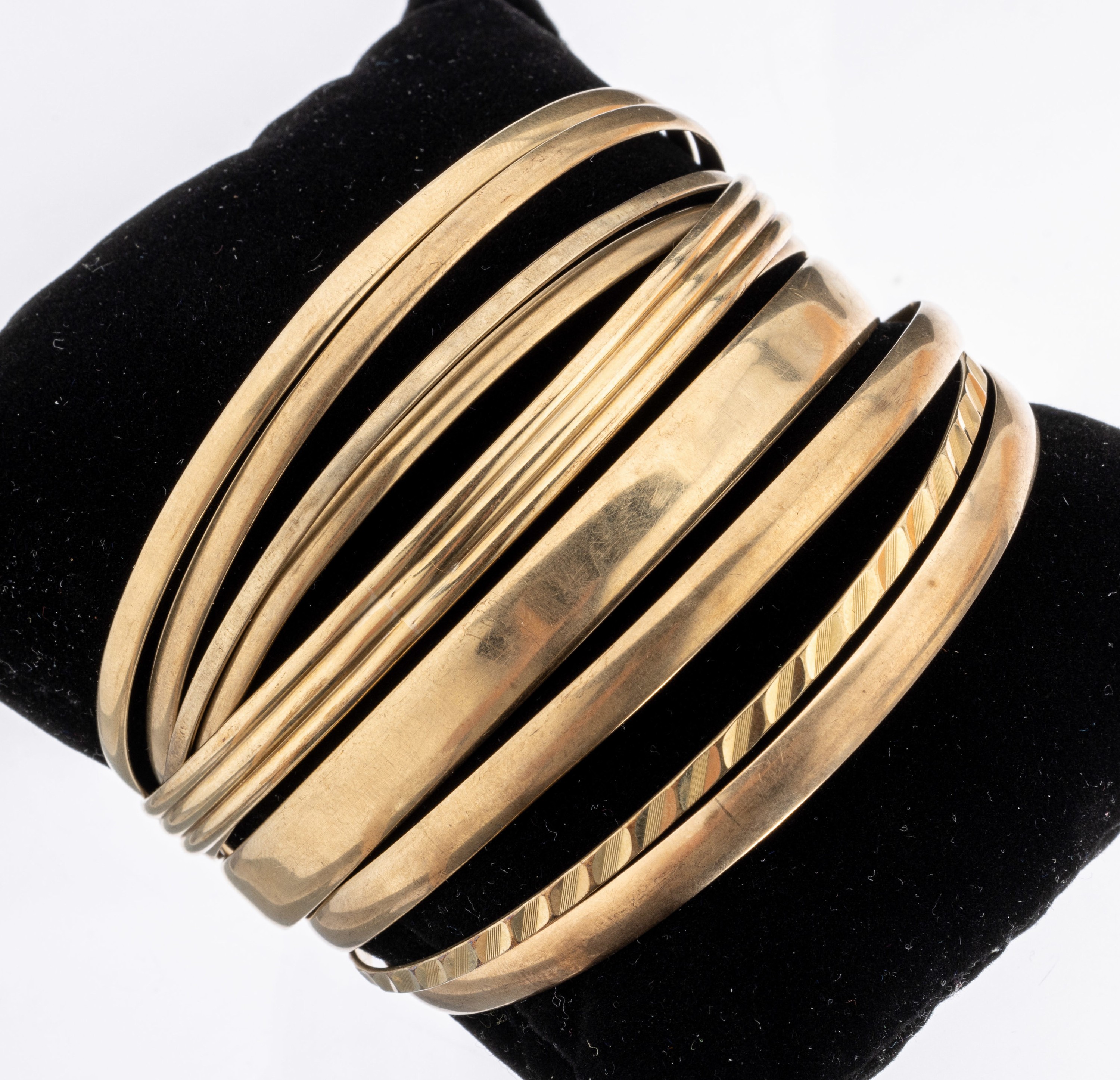 Konvolut 10 8 und 9 kt Gold Armreife, GG 333/000 und 375/000, versch. Breiten, teilw. gerieft, D. ca. 6.2-6.6 cm, ca. 62.5 g