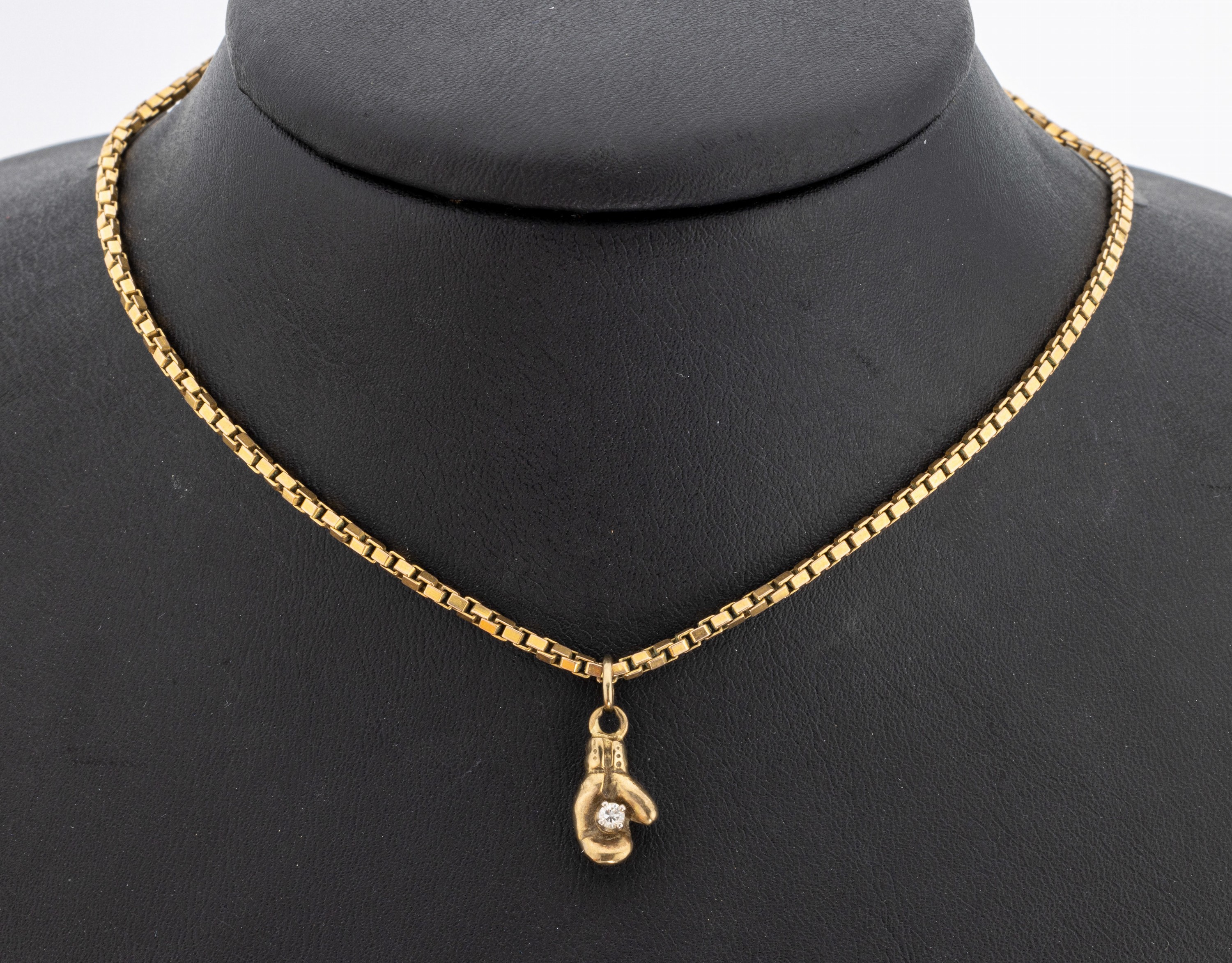 8 kt Gold Brillant-Anhänger, GG 333/000, Darstellung eines Boxhandschuhs, 1 Brillant ca. 0.04 ct Weiß/si, an Kette, GG 375/000, L. ca. 51.5 cm, ...