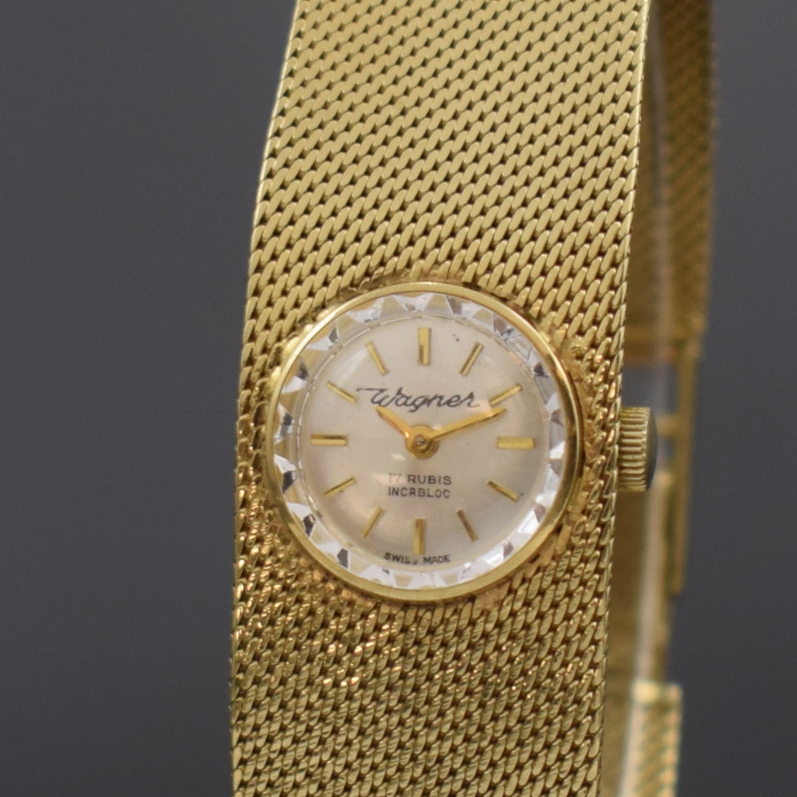 Detail a: WAGNER Damenarmbanduhr in GG 585/000, Schweiz um 1965, Handaufzug, Boden m. Monogramm aufgedr., silb. Zifferbl. m. gold. Std.-Ind., gold. Zeiger, ...