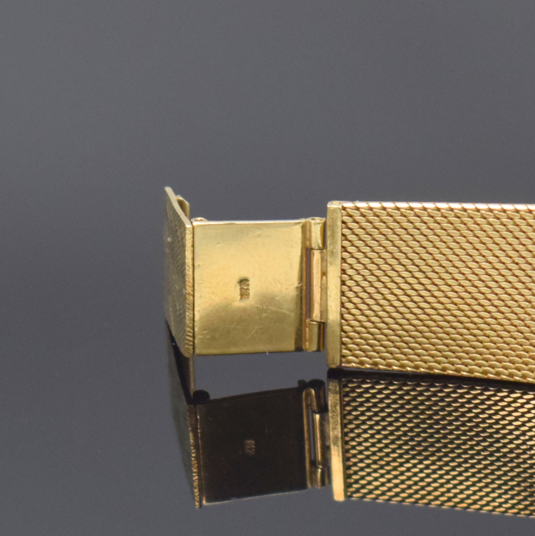 Detail b: WAGNER Damenarmbanduhr in GG 585/000, Schweiz um 1965, Handaufzug, Boden m. Monogramm aufgedr., silb. Zifferbl. m. gold. Std.-Ind., gold. Zeiger, ...