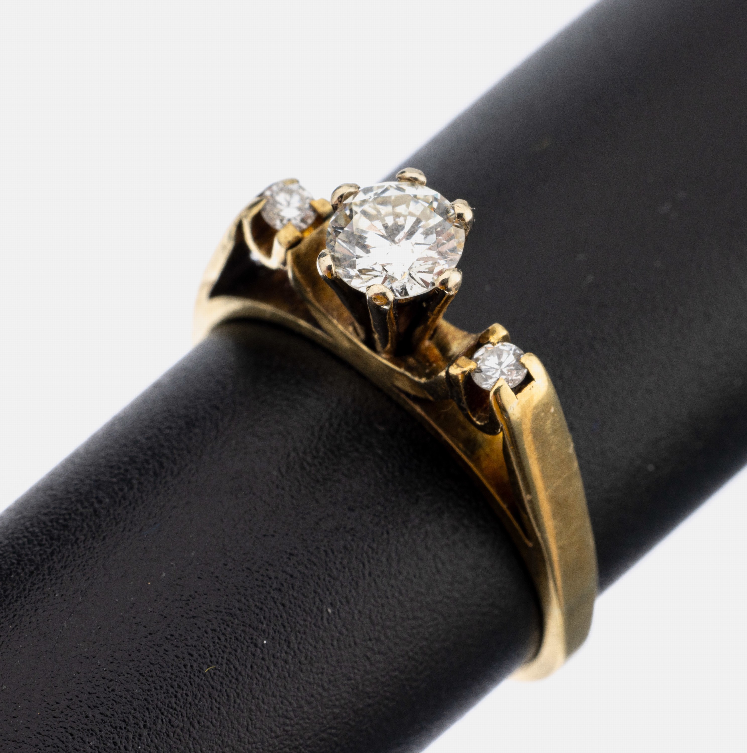 18 kt Gold Brillant-Ring, GG 750/000, mittig Brillant ca. 0.40 ct Weiß/si 2, seitl. 2 Brillanten zus. ca. 0.10 ct Weiß/si, RW 53, ca. 3.3 g