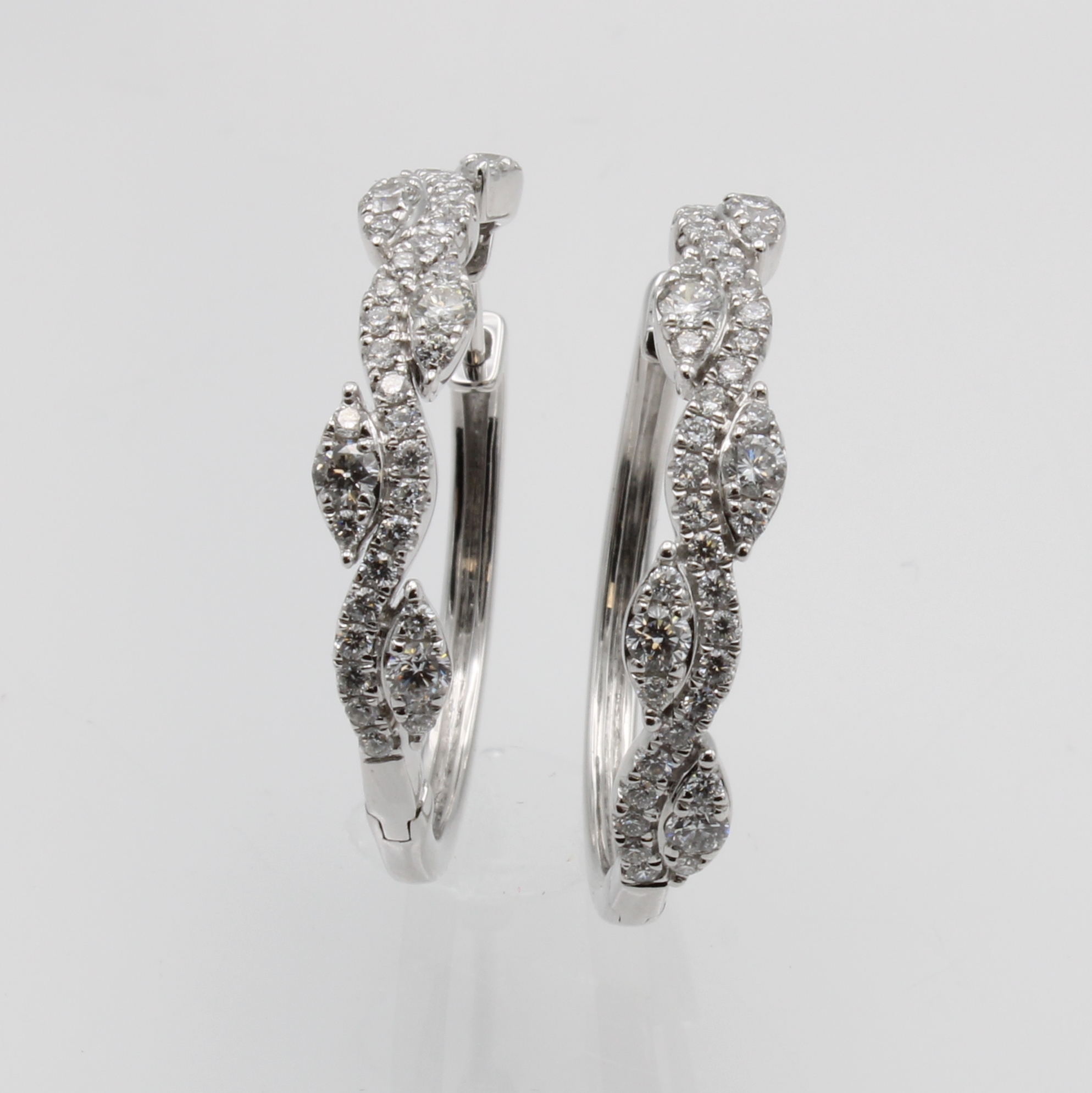 Image 26856143 - Paar Klappcreolen mit Brillanten, WG 750/000, 10 Brill. zus. ca. 0.37 ct u. 70 Brill. ...