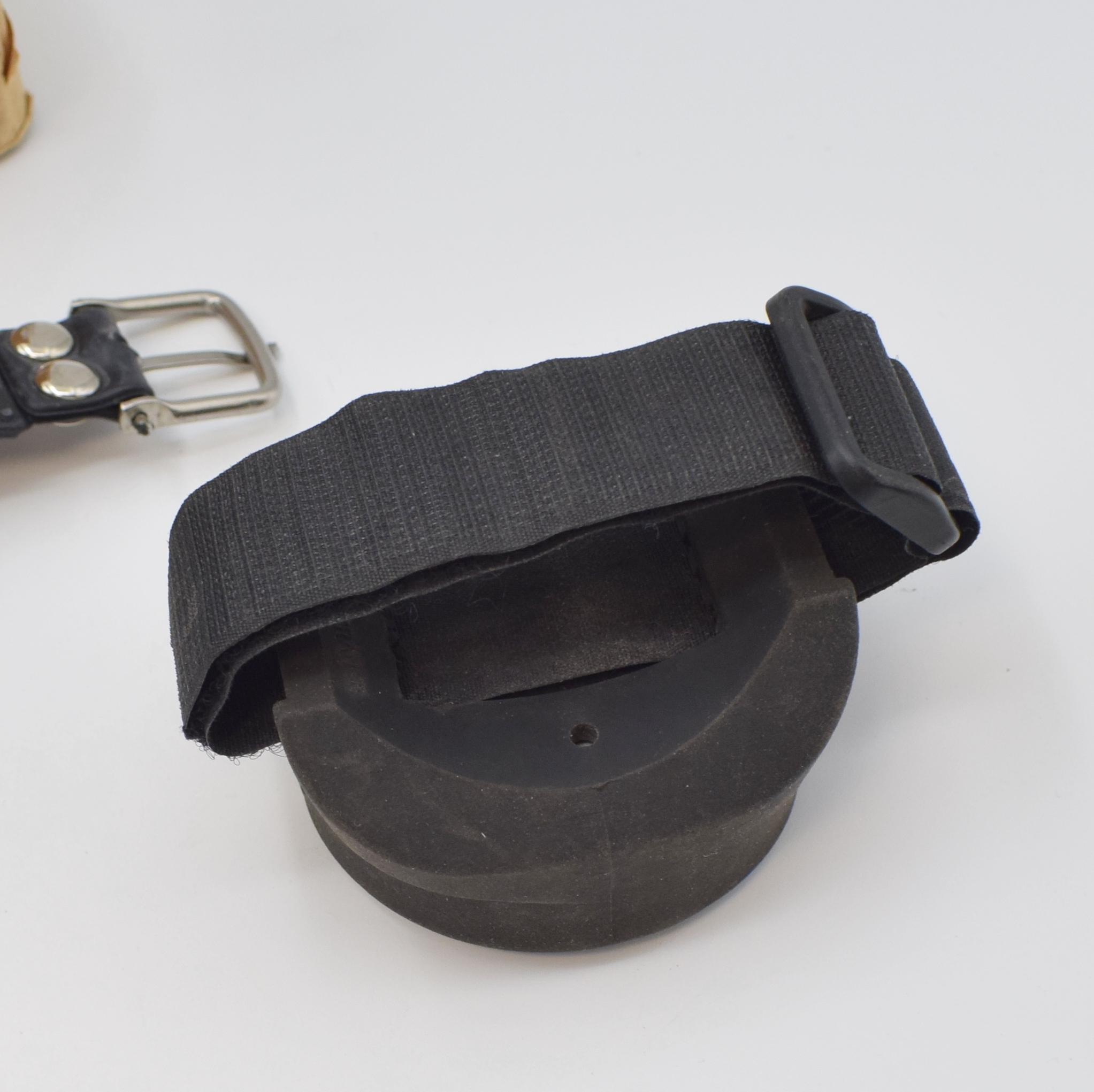 Detail d: Konvolut: 2 Armband-Tiefenmesser, Frankreich/Italien um 1950/60, 1 x Mega Sport Torino Italy, verchromtes Geh. an Kautschukband, cremefarb. Zifferbl. ...