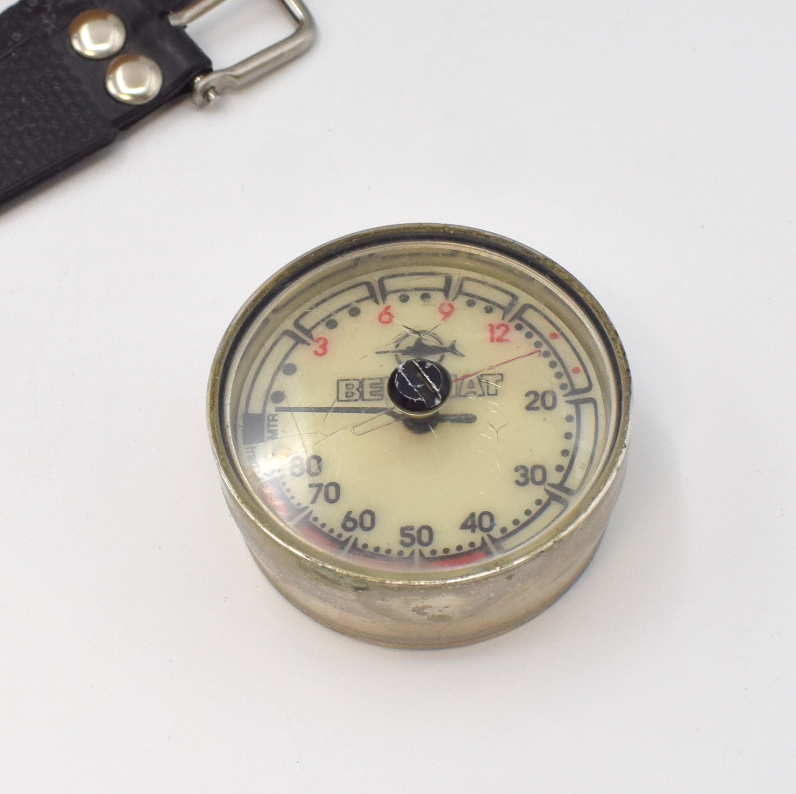 Detail e: Konvolut: 2 Armband-Tiefenmesser, Frankreich/Italien um 1950/60, 1 x Mega Sport Torino Italy, verchromtes Geh. an Kautschukband, cremefarb. Zifferbl. ...