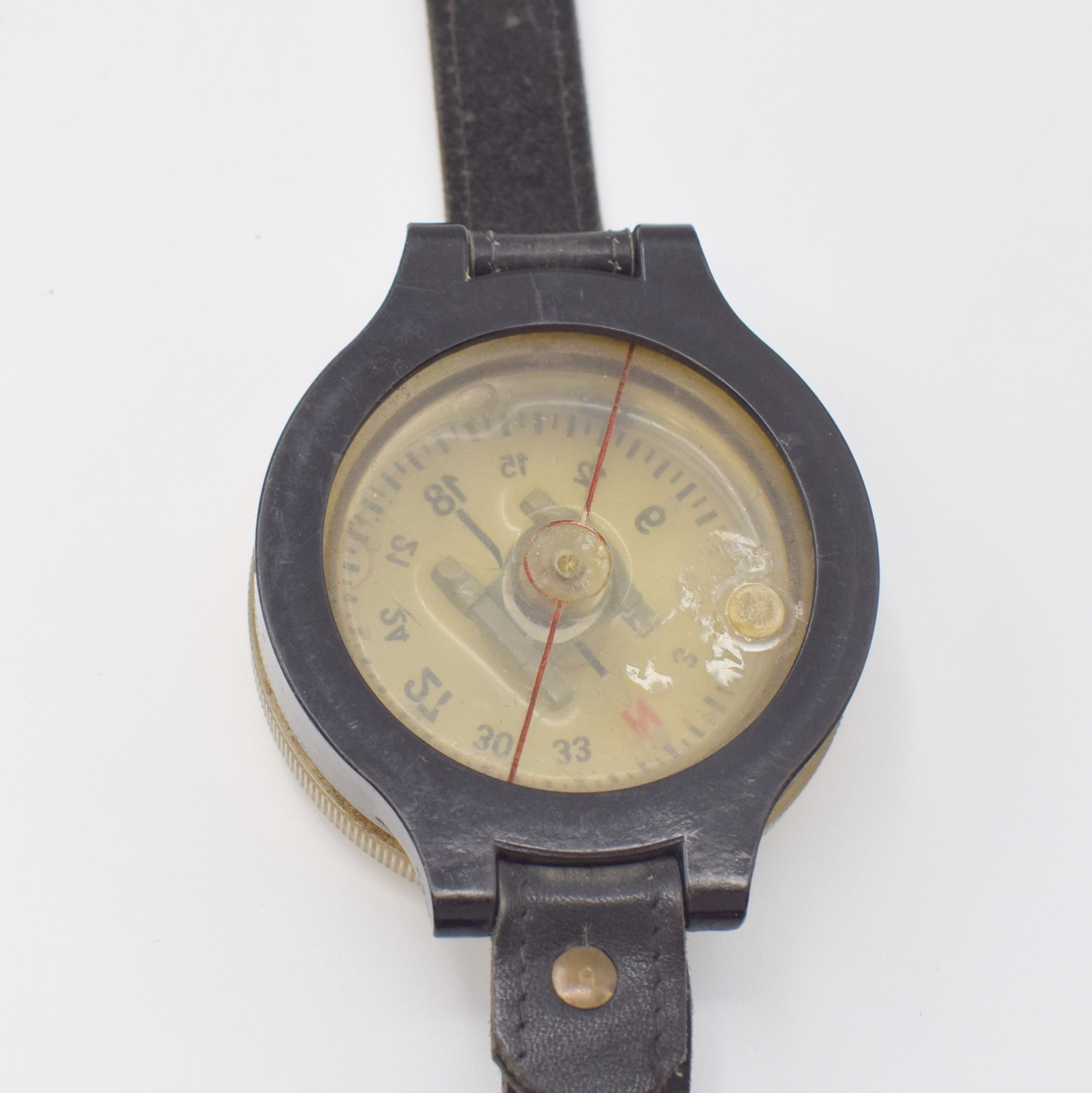Detail b: Konvolut: 3 Armbandkompasse davon 1 x Flüssigkeitskompass Bauart Kadlec, Tschechien/Deutschland/UDSSR 1940 bis 1960, 2 x an Lederband, 1 x ...