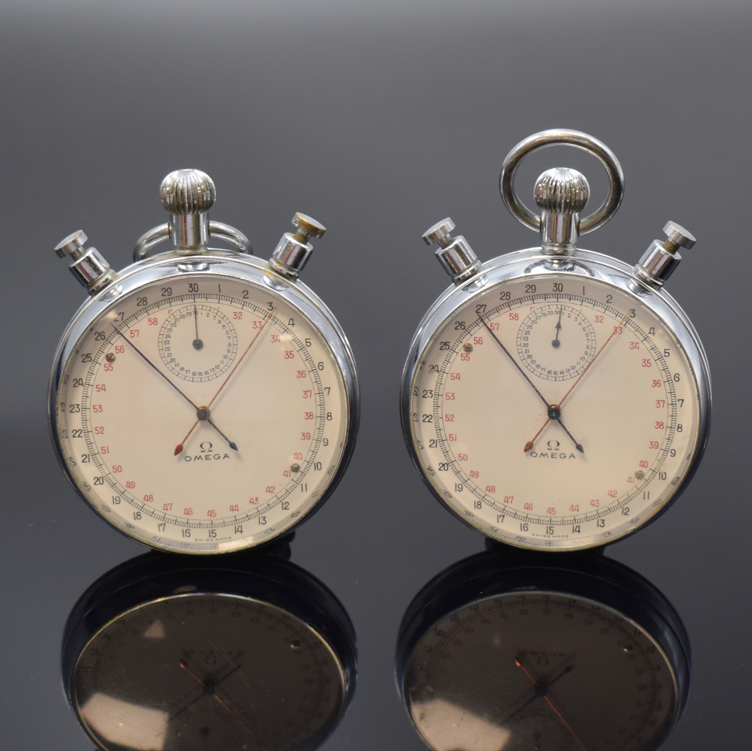 OMEGA 2 große Schleppzeiger-Chronographen, Schweiz 1960er Jahre, verchr. Geh. ber., emailfarb. Zifferbl. m. schwarzer und roter Skalierung, 60-Sek.- ...