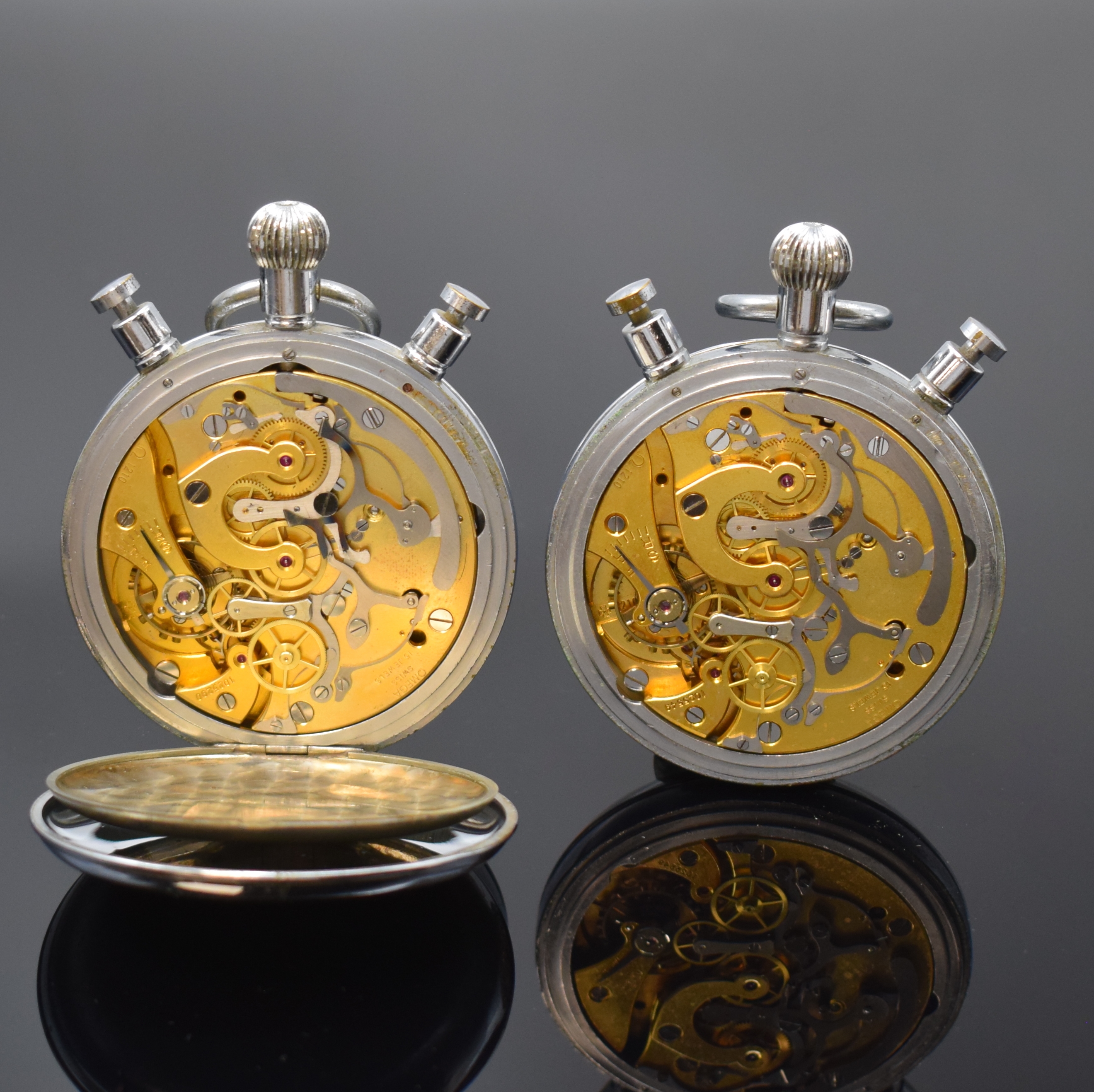 Detail c: OMEGA 2 große Schleppzeiger-Chronographen, Schweiz 1960er Jahre, verchr. Geh. ber., emailfarb. Zifferbl. m. schwarzer und roter Skalierung, 60-Sek.- ...