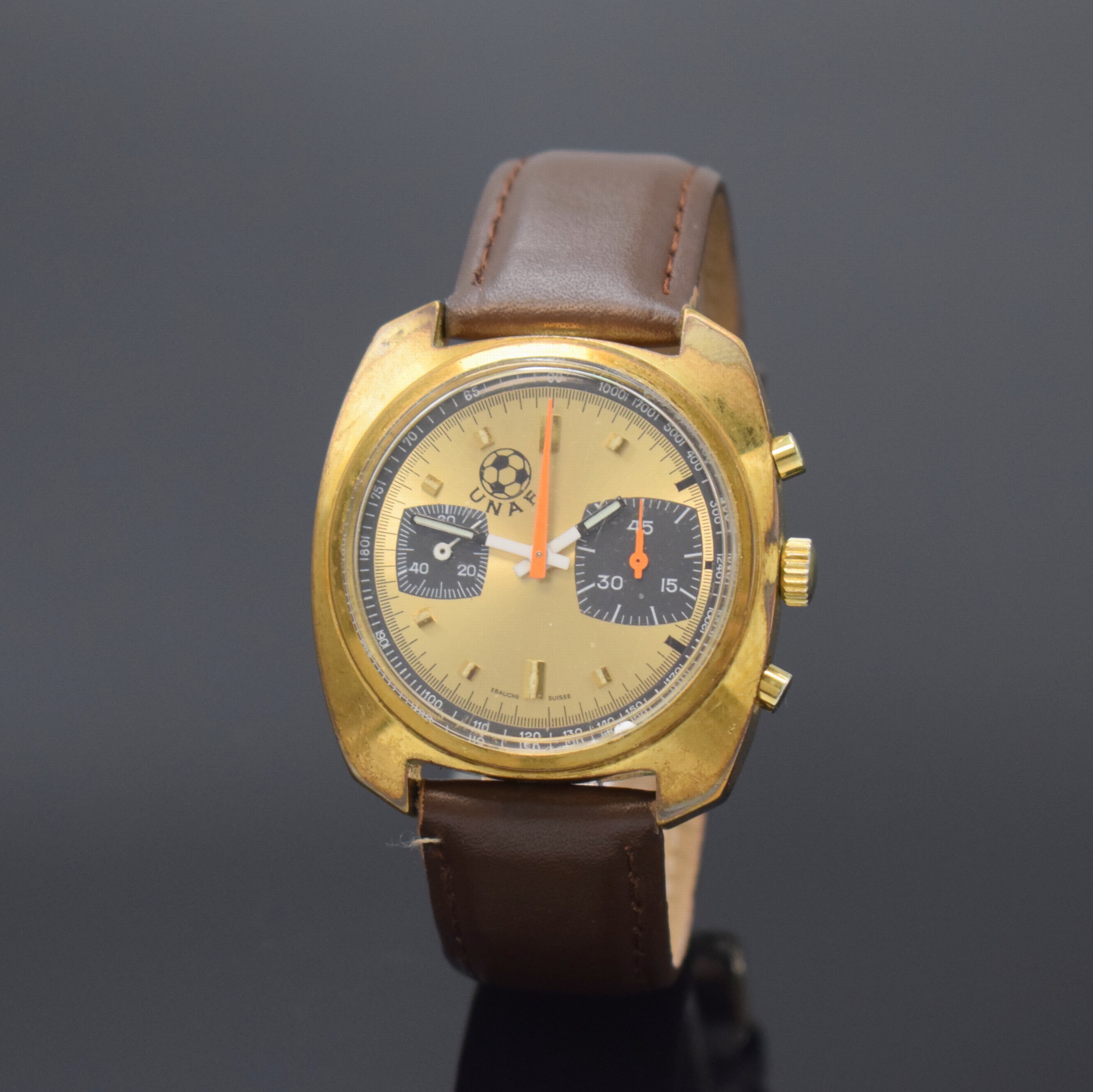 UNAF Armbandchronograph, Handaufzug, Schweiz um 1970, verg. Geh., Edelstahlboden verschr., gold. Zifferbl. m. großem 45-Minutenzähler bei 3, ...