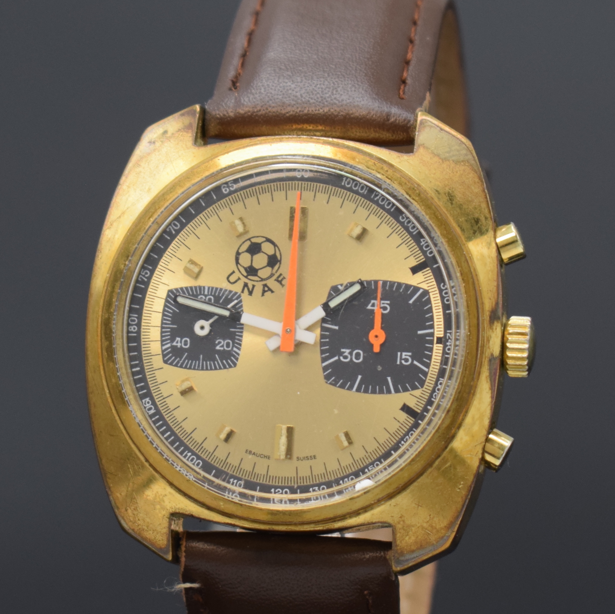 Detail a: UNAF Armbandchronograph, Handaufzug, Schweiz um 1970, verg. Geh., Edelstahlboden verschr., gold. Zifferbl. m. großem 45-Minutenzähler bei 3, ...