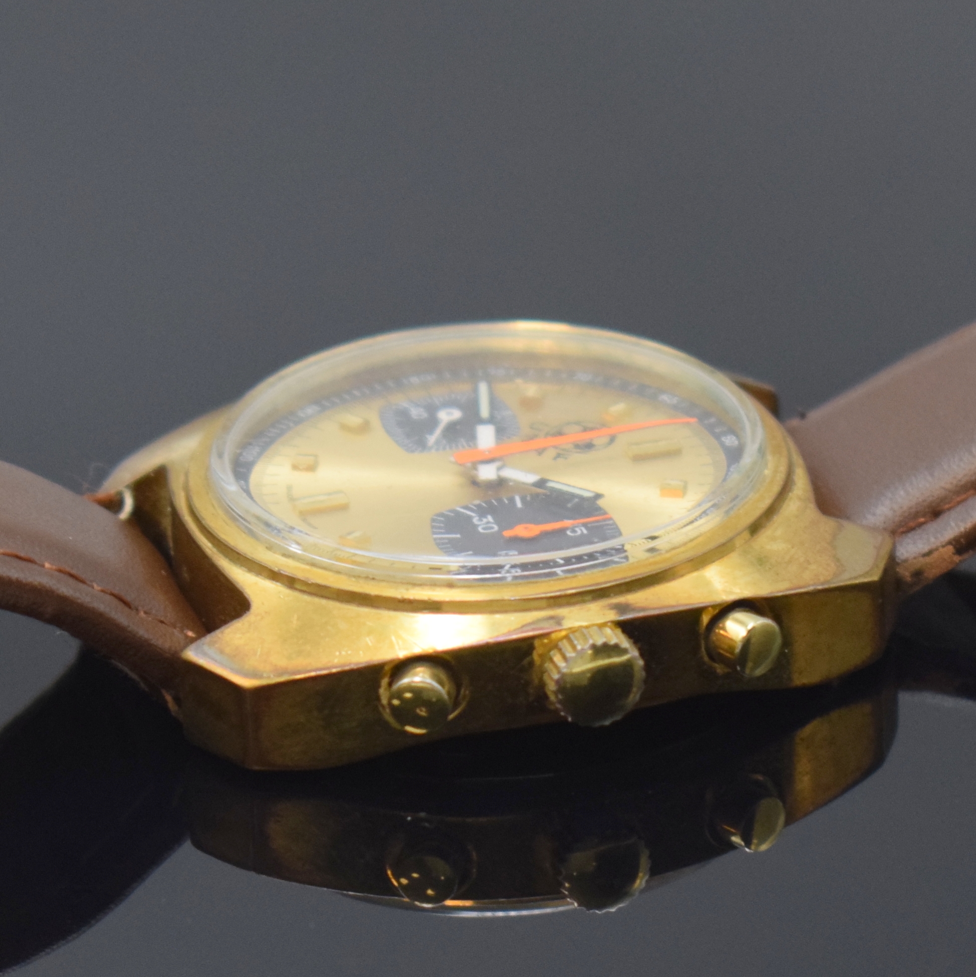 Detail b: UNAF Armbandchronograph, Handaufzug, Schweiz um 1970, verg. Geh., Edelstahlboden verschr., gold. Zifferbl. m. großem 45-Minutenzähler bei 3, ...