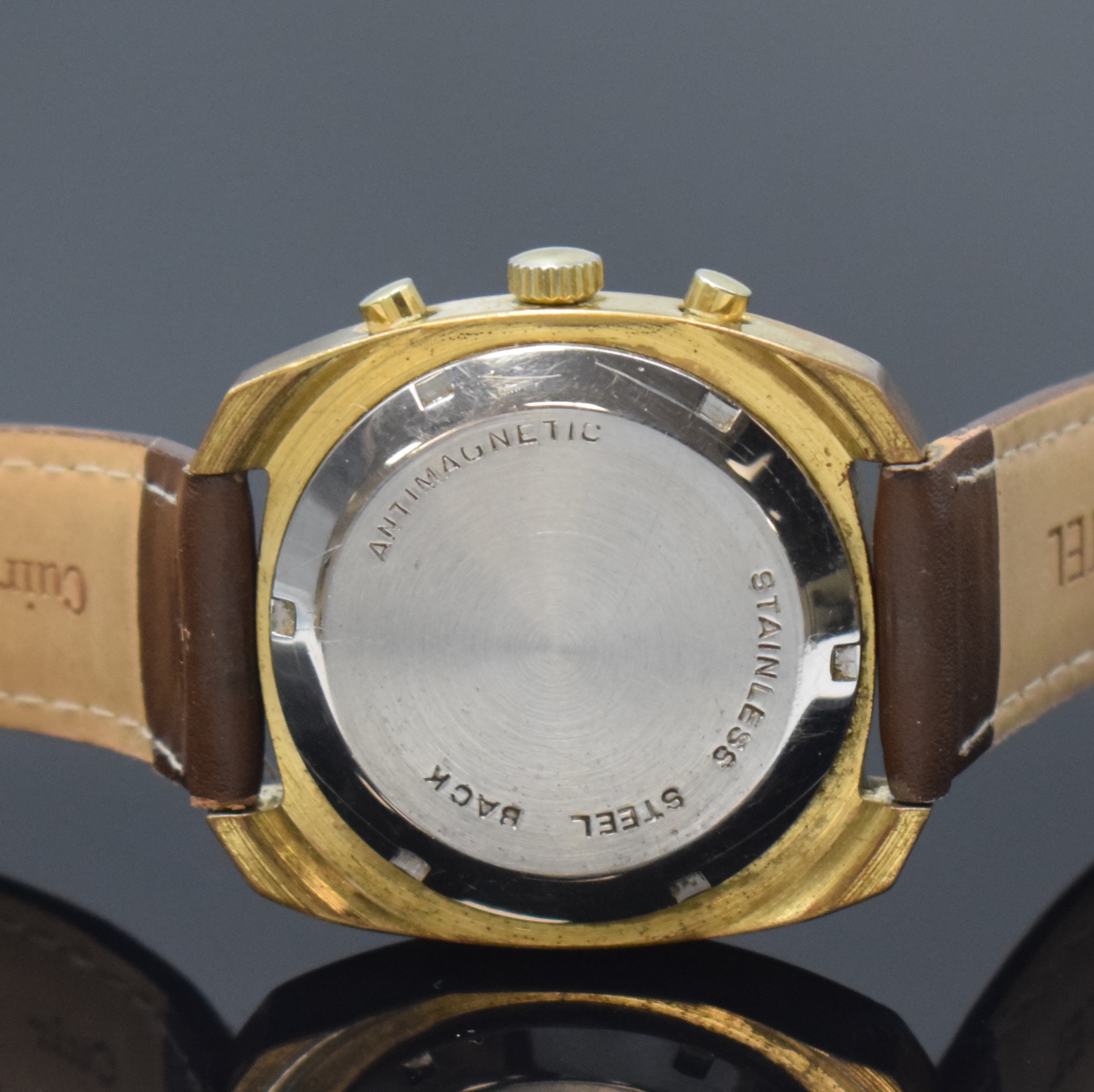 Detail c: UNAF Armbandchronograph, Handaufzug, Schweiz um 1970, verg. Geh., Edelstahlboden verschr., gold. Zifferbl. m. großem 45-Minutenzähler bei 3, ...