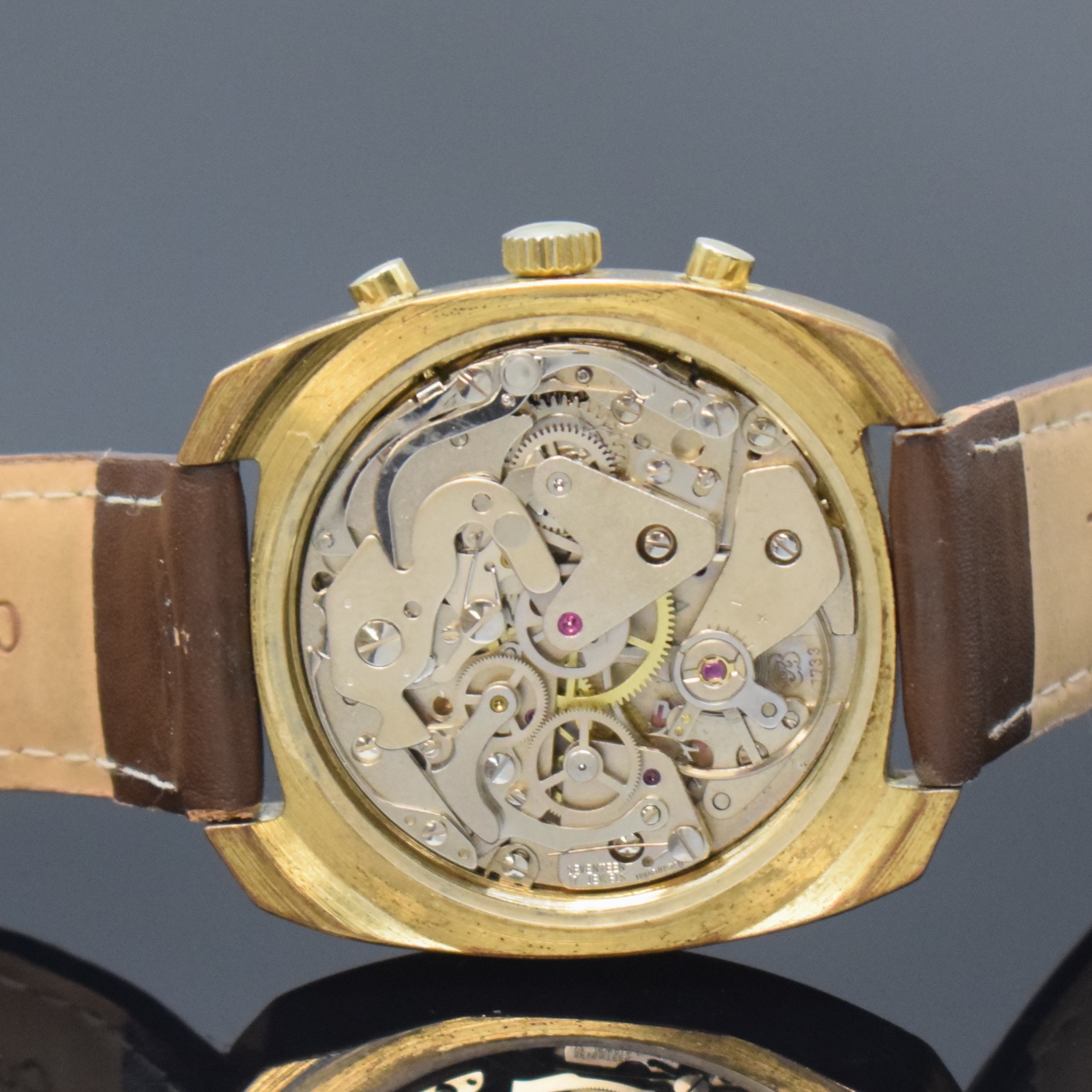 Detail d: UNAF Armbandchronograph, Handaufzug, Schweiz um 1970, verg. Geh., Edelstahlboden verschr., gold. Zifferbl. m. großem 45-Minutenzähler bei 3, ...