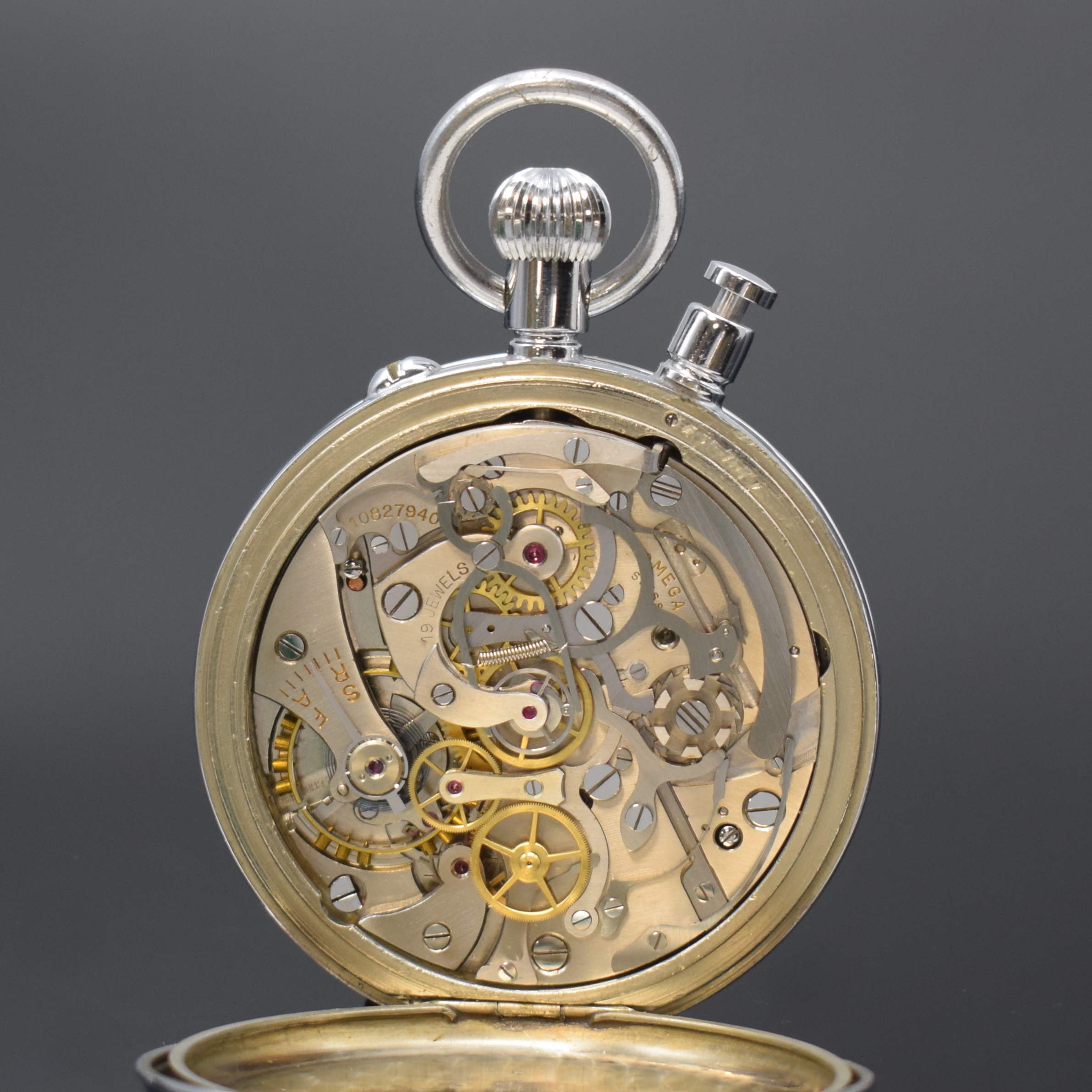 Detail d: OMEGA große, offene Beobachtungsuhr mit Chronograph Rattrapante, Schweiz um 1946, verchr. Nickelgeh., Emailzifferbl. m. fetten arab. Zahlen, ...