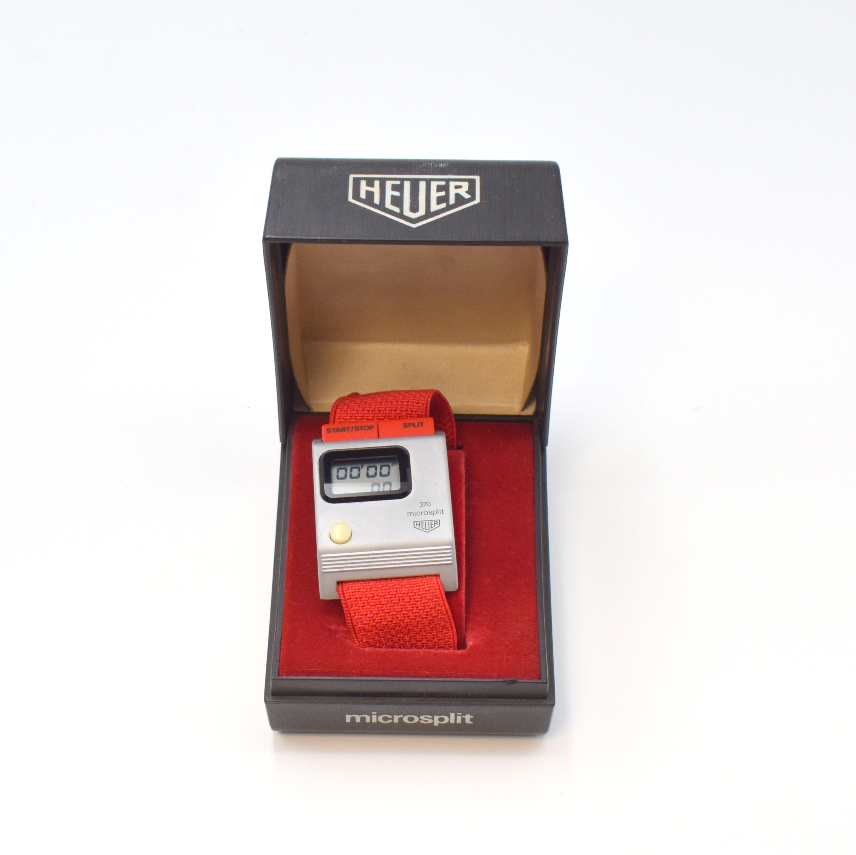 Detail e: HEUER Microsplit 8 digitale Stoppuhren, Schweiz ca. 1970er Jahre, quartz, Kunststoff/Metallgeh., 4 Handmodelle: Ref. 230, 2 x 1000, 1030, 1 ...