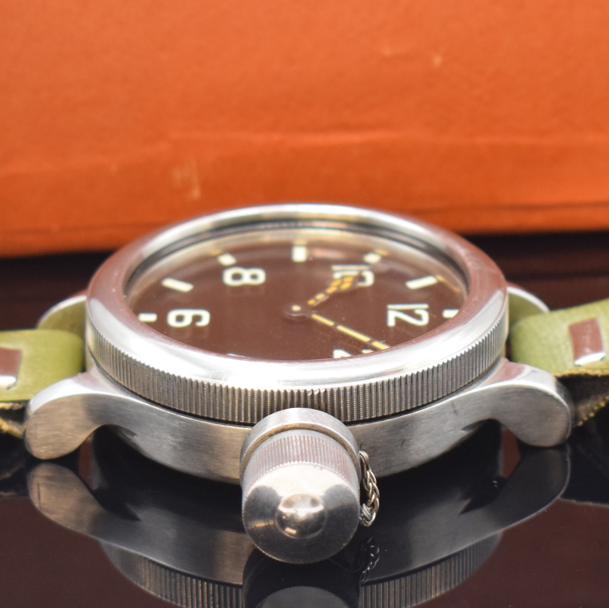 Detail a: Russische Taucheruhr, UDSSR um 1960, Handaufzug, schweres Stahlgeh. über Lünette verschr., Krone unter verschr. Schutzkappe, orig. Taucherband, ...
