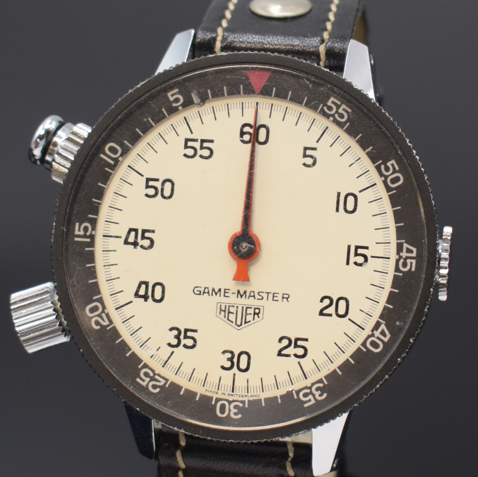 Detail a: HEUER Game-Master Armbandstoppuhr, Handaufzug, Schweiz um 1960, verchr. Geh. m. aufgedr. Stahlboden, beids. drehb. Lünette m. 60er Teilung ...