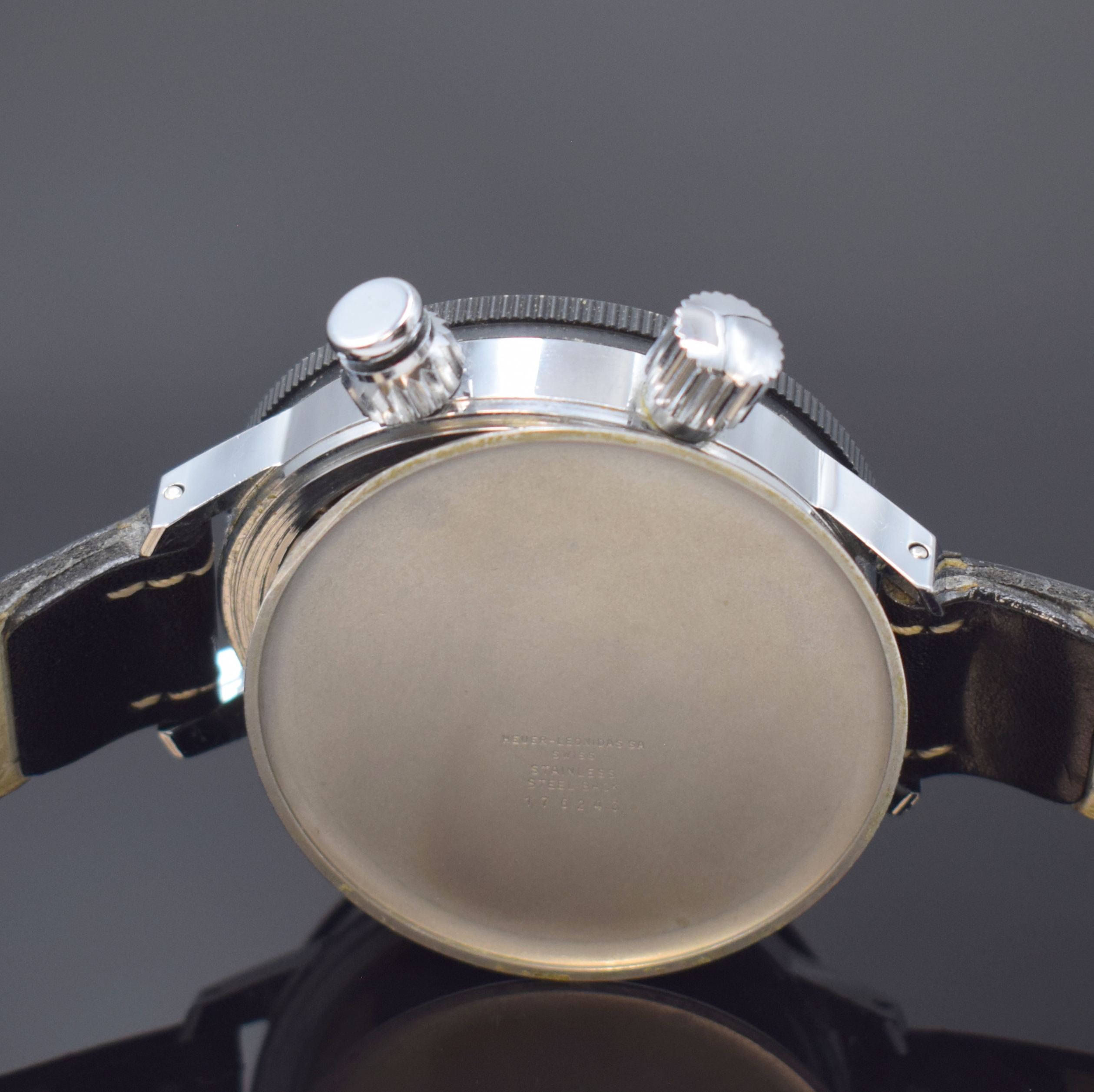 Detail f: HEUER Game-Master Armbandstoppuhr, Handaufzug, Schweiz um 1960, verchr. Geh. m. aufgedr. Stahlboden, beids. drehb. Lünette m. 60er Teilung ...