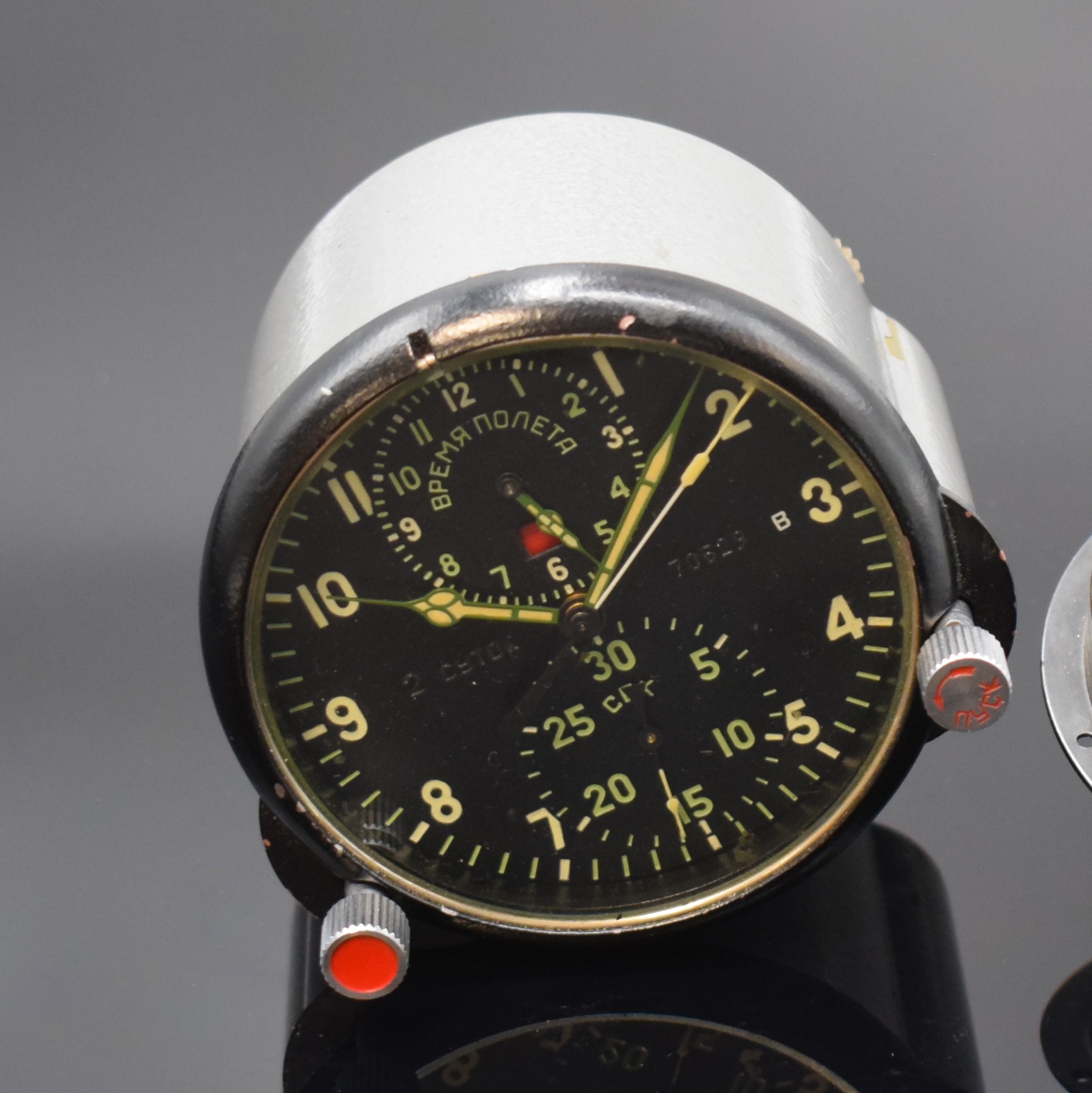 Detail a: Konvolut: 2 Borduhren, um 1940/1980, Metallgeh., schwarze Zifferblätter m. Leuchtindizes u. -zeigern, 1) UDSSR um 1980 Flugzeug-Einbauuhr m. ...
