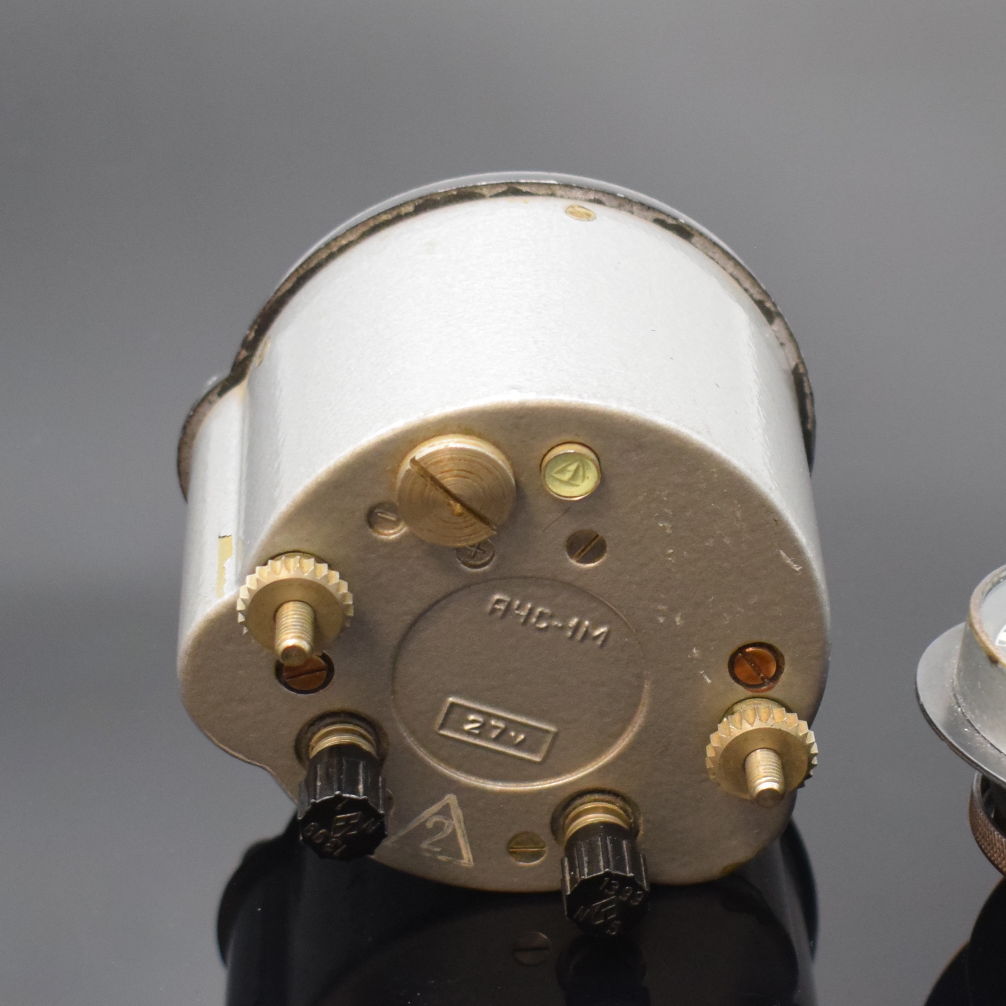 Detail d: Konvolut: 2 Borduhren, um 1940/1980, Metallgeh., schwarze Zifferblätter m. Leuchtindizes u. -zeigern, 1) UDSSR um 1980 Flugzeug-Einbauuhr m. ...