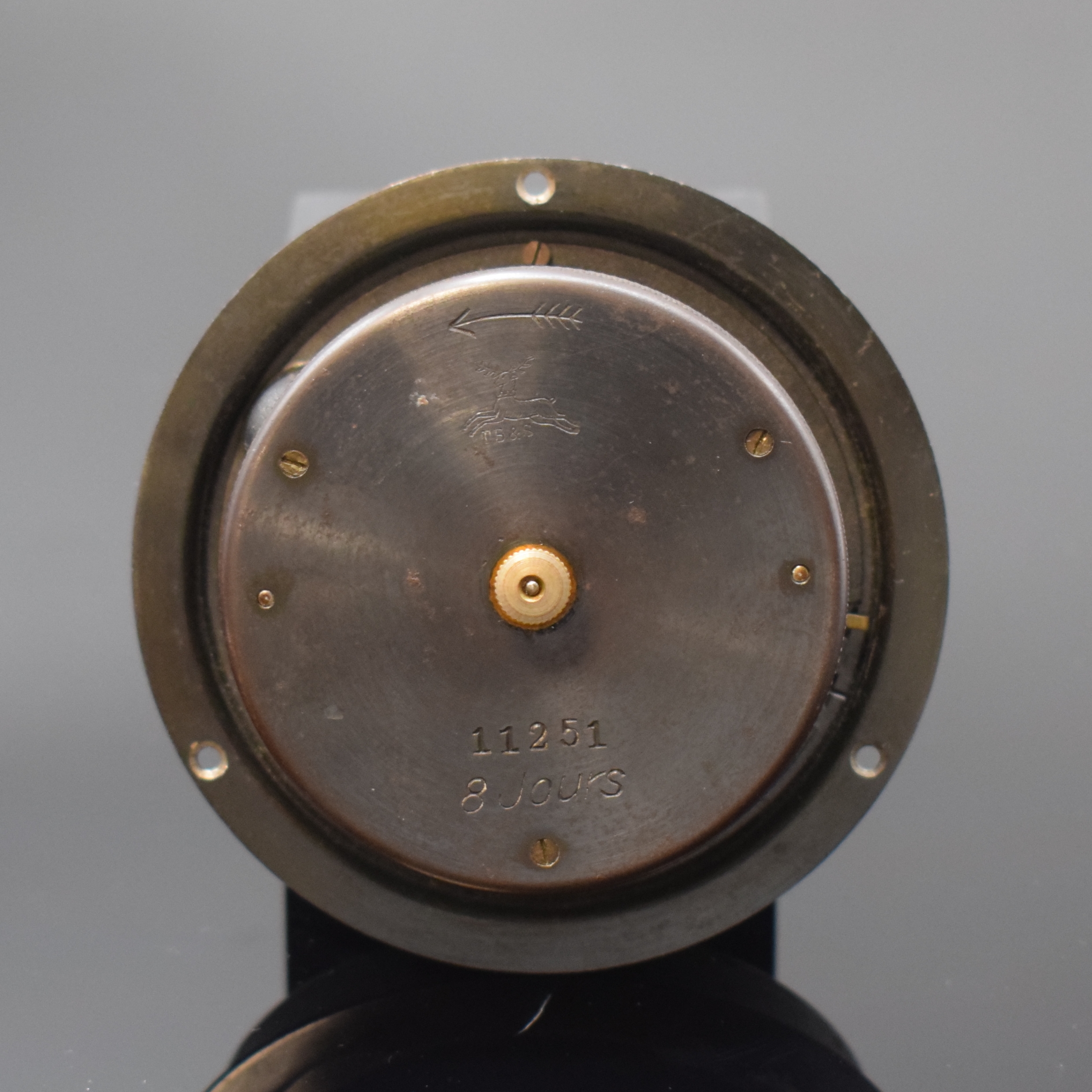 Detail f: Konvolut: 2 Borduhren, um 1940/1980, Metallgeh., schwarze Zifferblätter m. Leuchtindizes u. -zeigern, 1) UDSSR um 1980 Flugzeug-Einbauuhr m. ...