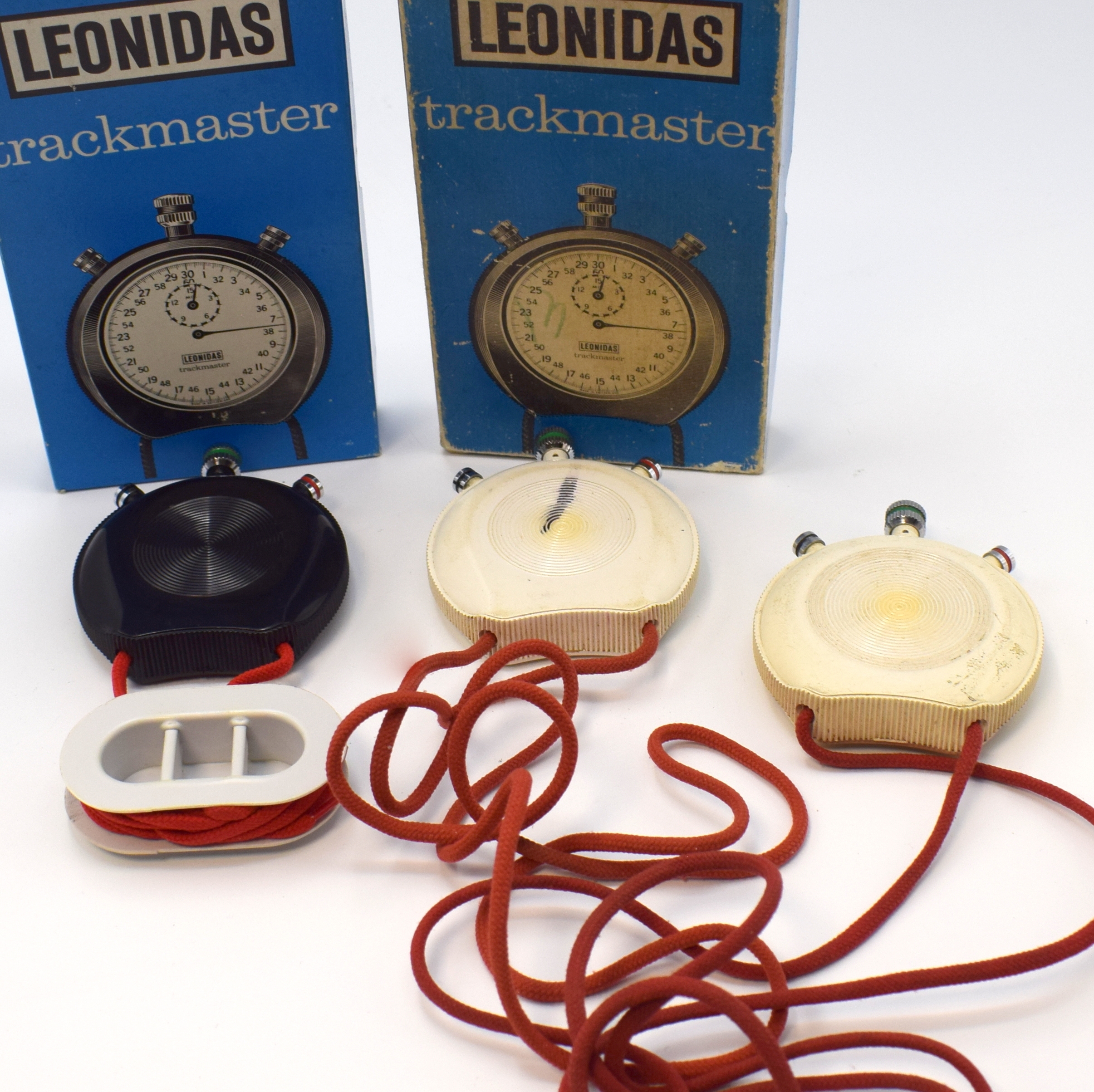 Detail a: HEUER / LEONIDAS Trackmaster 3 Stoppuhren, Schweiz um 1975, Handaufzug, Kunststoff-Geh. an orig. Kordel, 2 x Leonidas m. orig. Box, separate Drücker ...