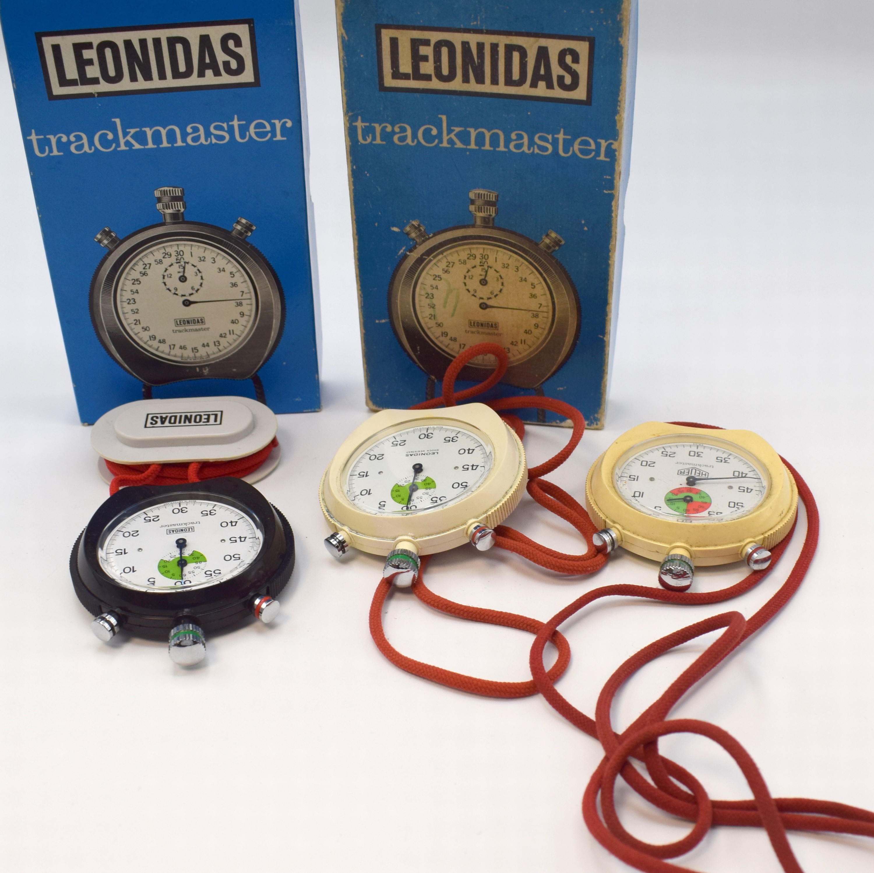 Detail b: HEUER / LEONIDAS Trackmaster 3 Stoppuhren, Schweiz um 1975, Handaufzug, Kunststoff-Geh. an orig. Kordel, 2 x Leonidas m. orig. Box, separate Drücker ...
