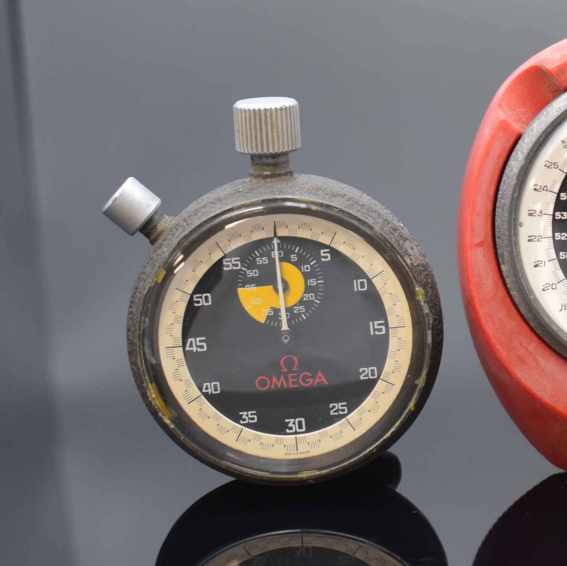 Detail b: OMEGA 3 Stoppuhren, Schweiz um 1965, Handaufzug, Metallgeh., schwarz lack. berieb., verschr. Stahlböden, schwarz. Zifferblätter m. weißer ...