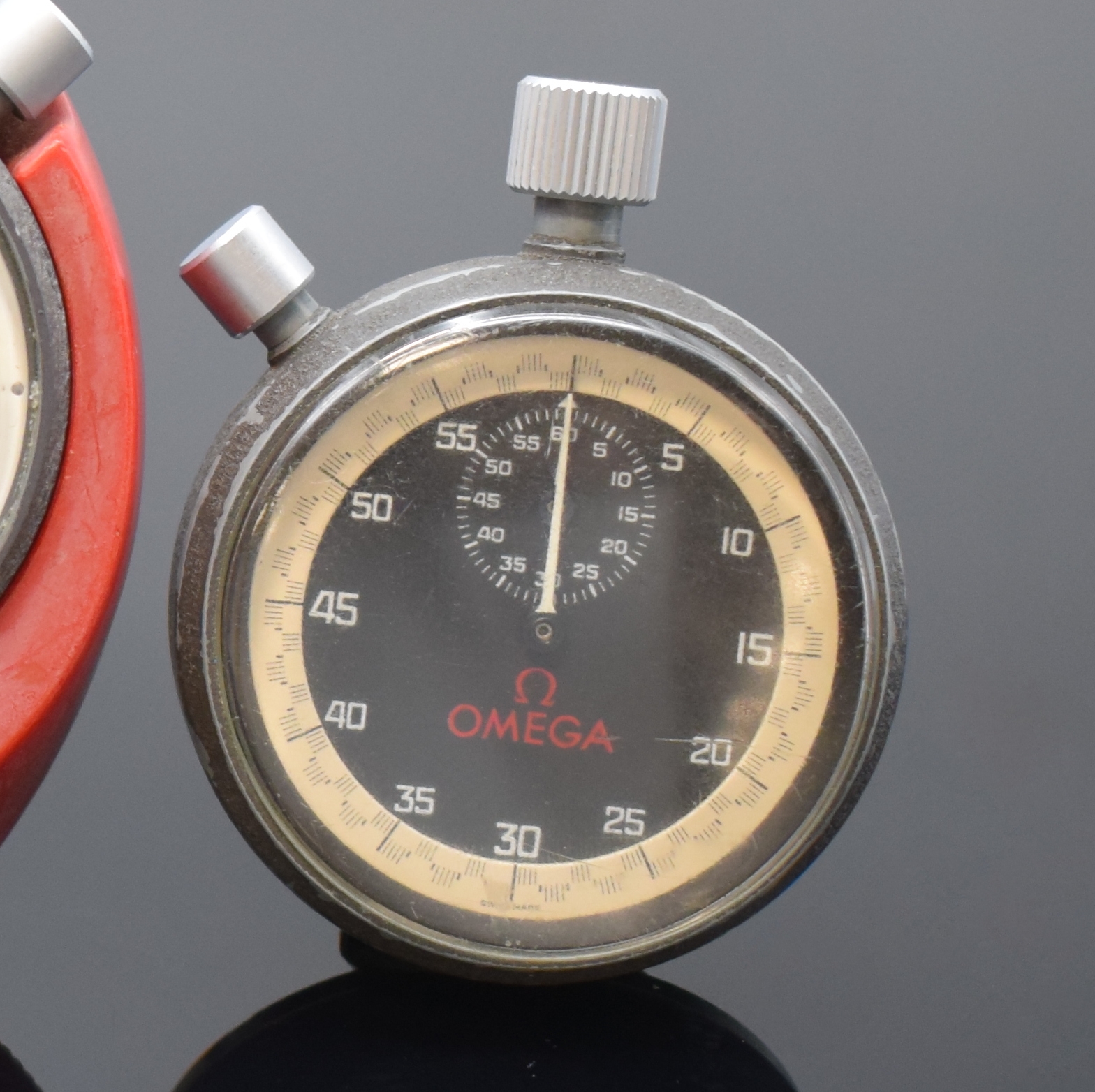Detail c: OMEGA 3 Stoppuhren, Schweiz um 1965, Handaufzug, Metallgeh., schwarz lack. berieb., verschr. Stahlböden, schwarz. Zifferblätter m. weißer ...