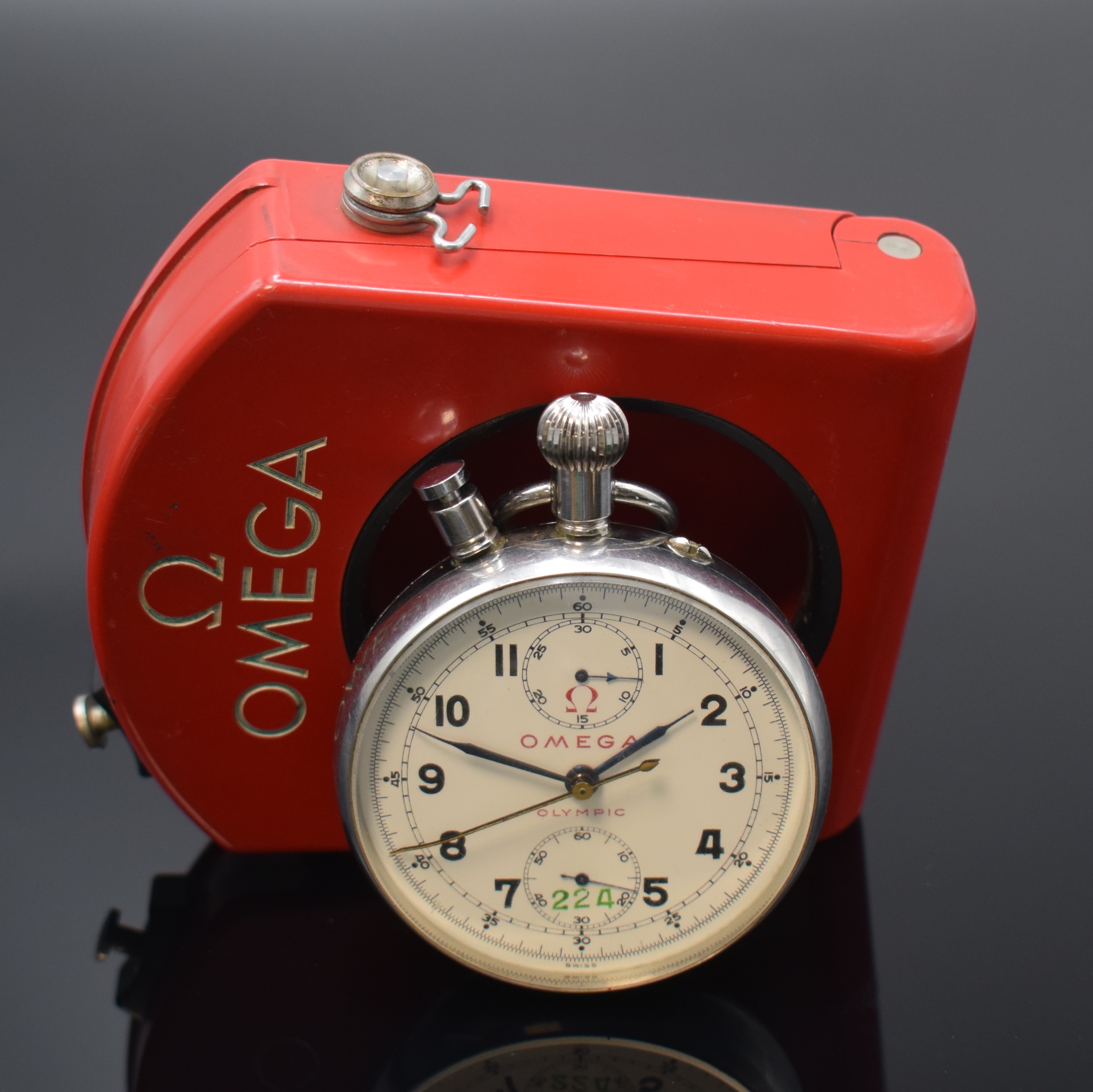 OMEGA großer Chronograph-Rattrapante erfolgreich geprüft am Observatorium Neuchâtel 1960, Schweiz um 1960, glattes Stahlgeh., Boden m. grav. ...