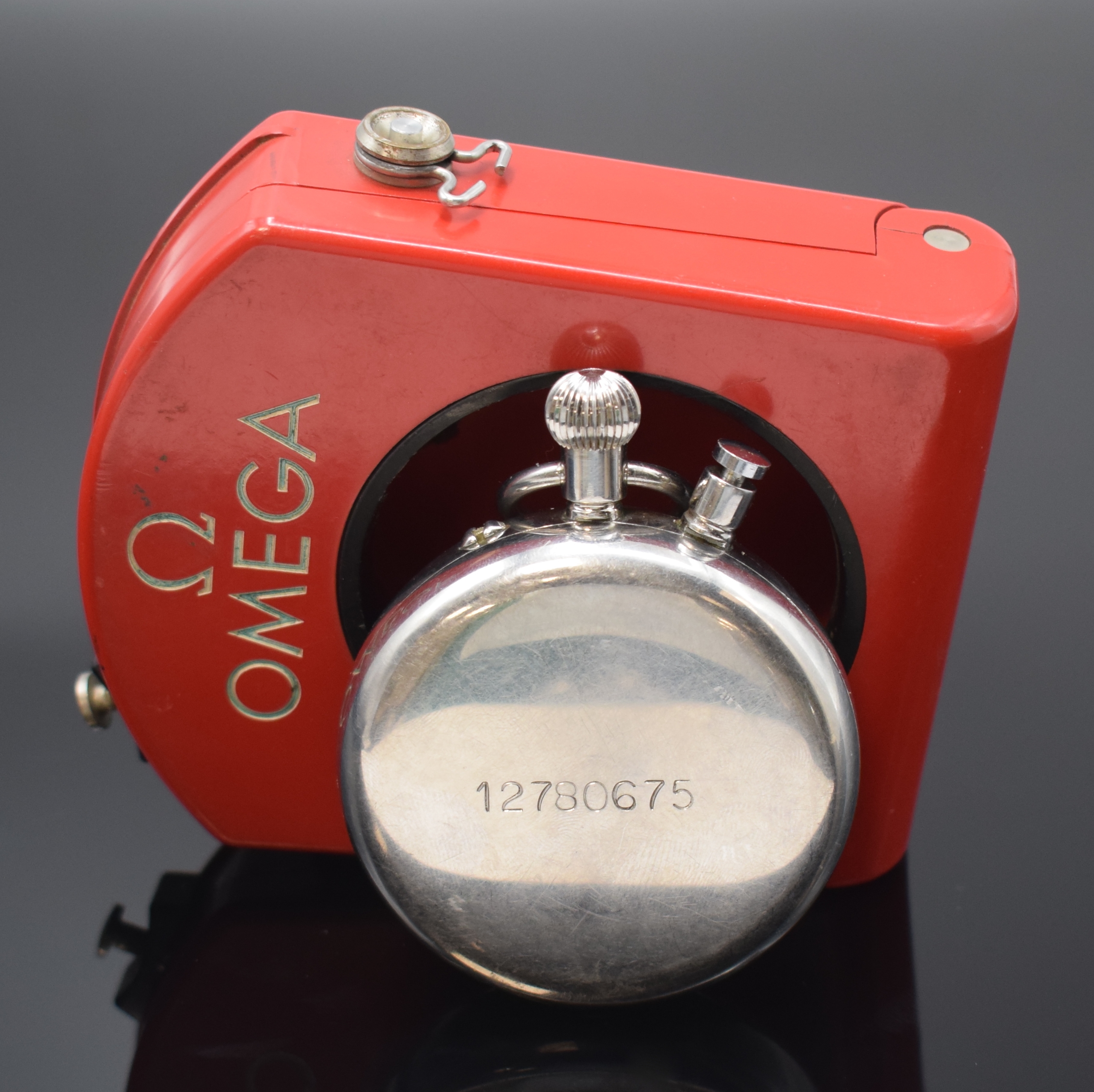 Detail a: OMEGA großer Chronograph-Rattrapante erfolgreich geprüft am Observatorium Neuchâtel 1960, Schweiz um 1960, glattes Stahlgeh., Boden m. grav. ...