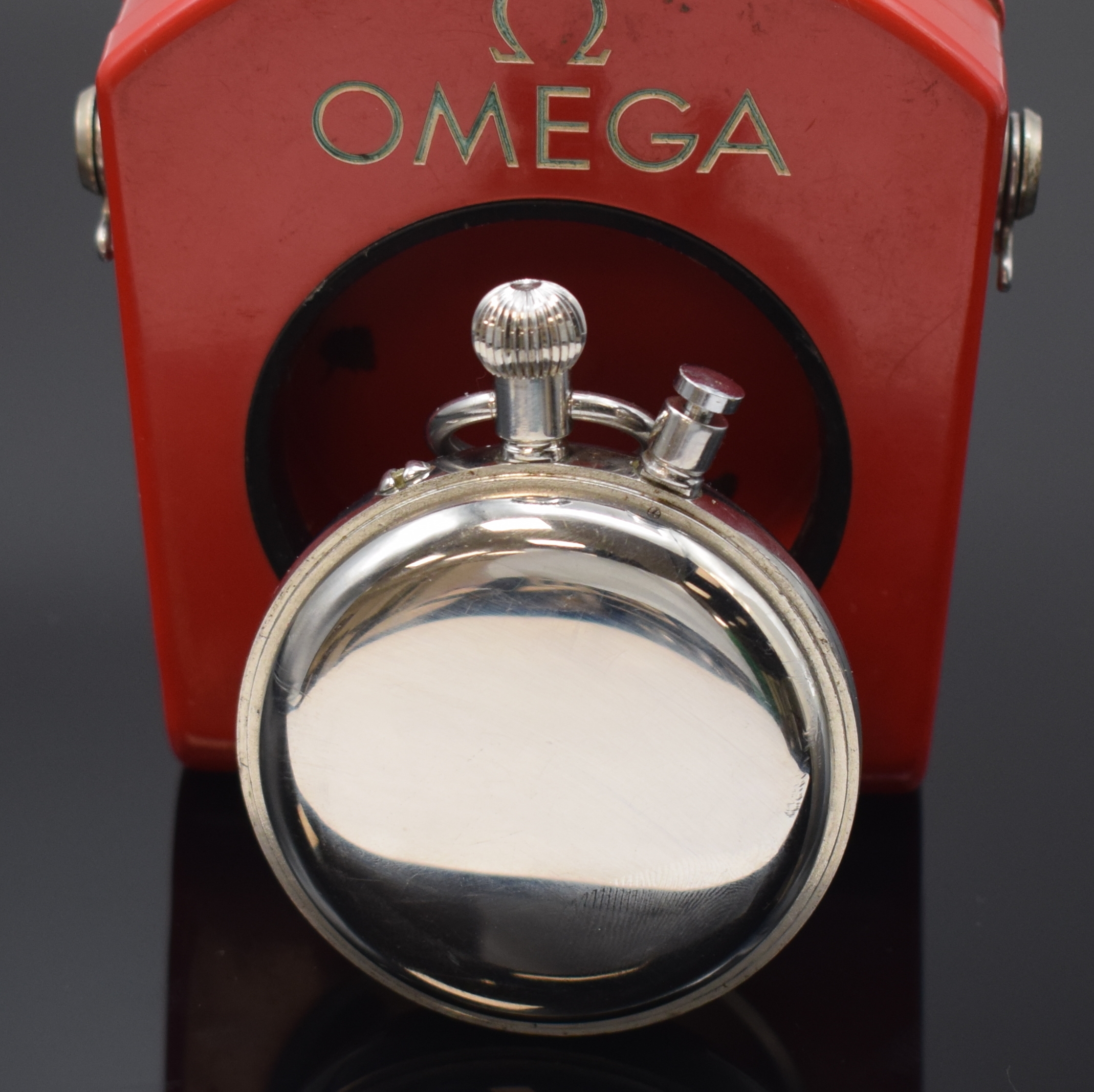 Detail b: OMEGA großer Chronograph-Rattrapante erfolgreich geprüft am Observatorium Neuchâtel 1960, Schweiz um 1960, glattes Stahlgeh., Boden m. grav. ...