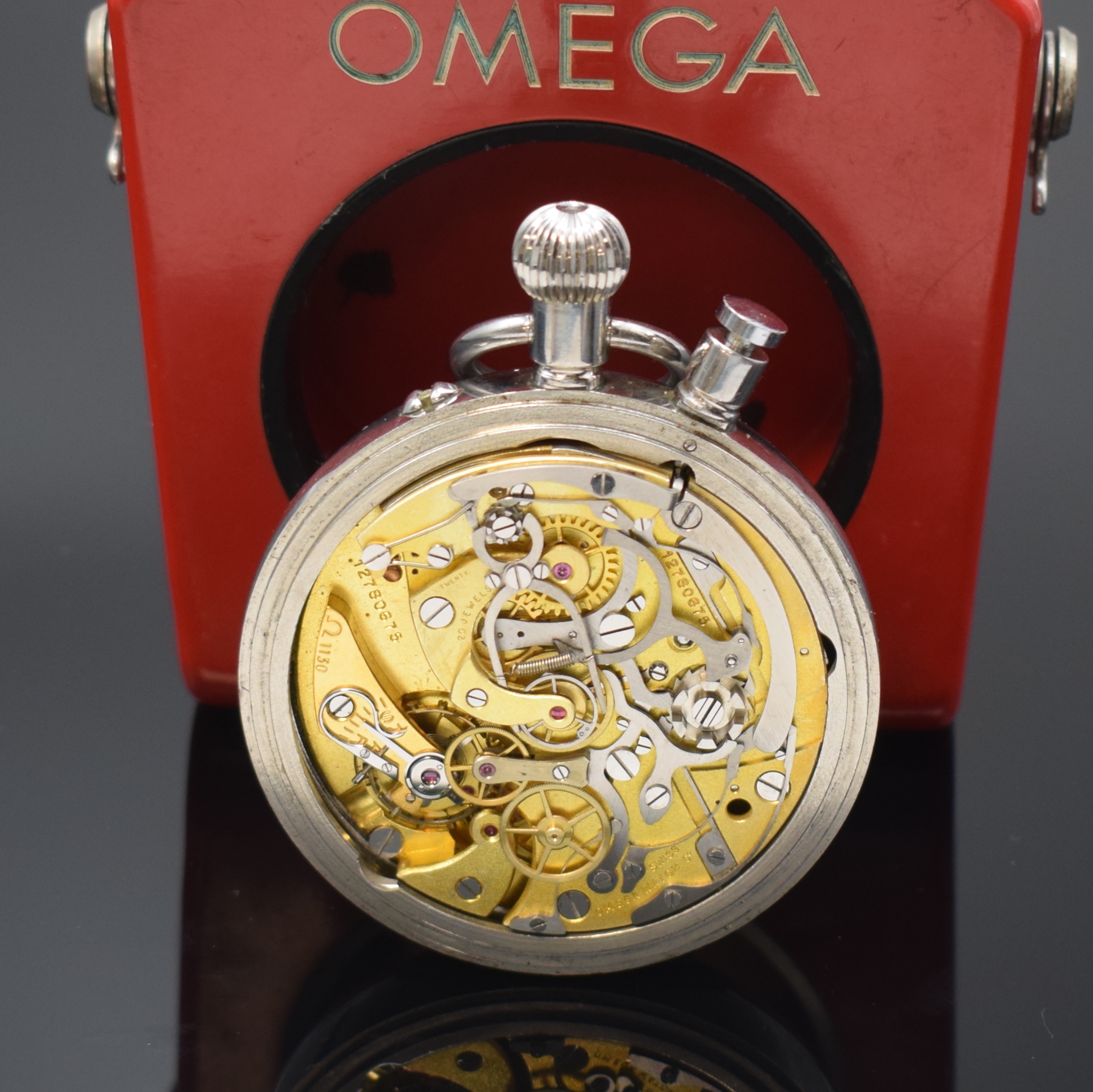 Detail c: OMEGA großer Chronograph-Rattrapante erfolgreich geprüft am Observatorium Neuchâtel 1960, Schweiz um 1960, glattes Stahlgeh., Boden m. grav. ...