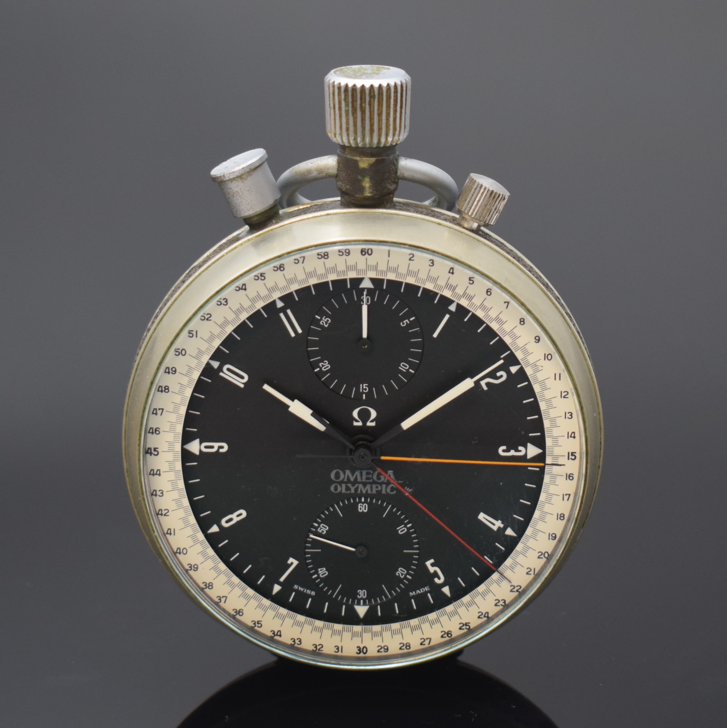 OMEGA großer Chronograph-Rattrapante, Schweiz um 1965, Nickelgeh., Boden u. Glasrand aufgedr., schwarz. Zifferbl., weiße 1/10-Sek.-Skala, orig. ...