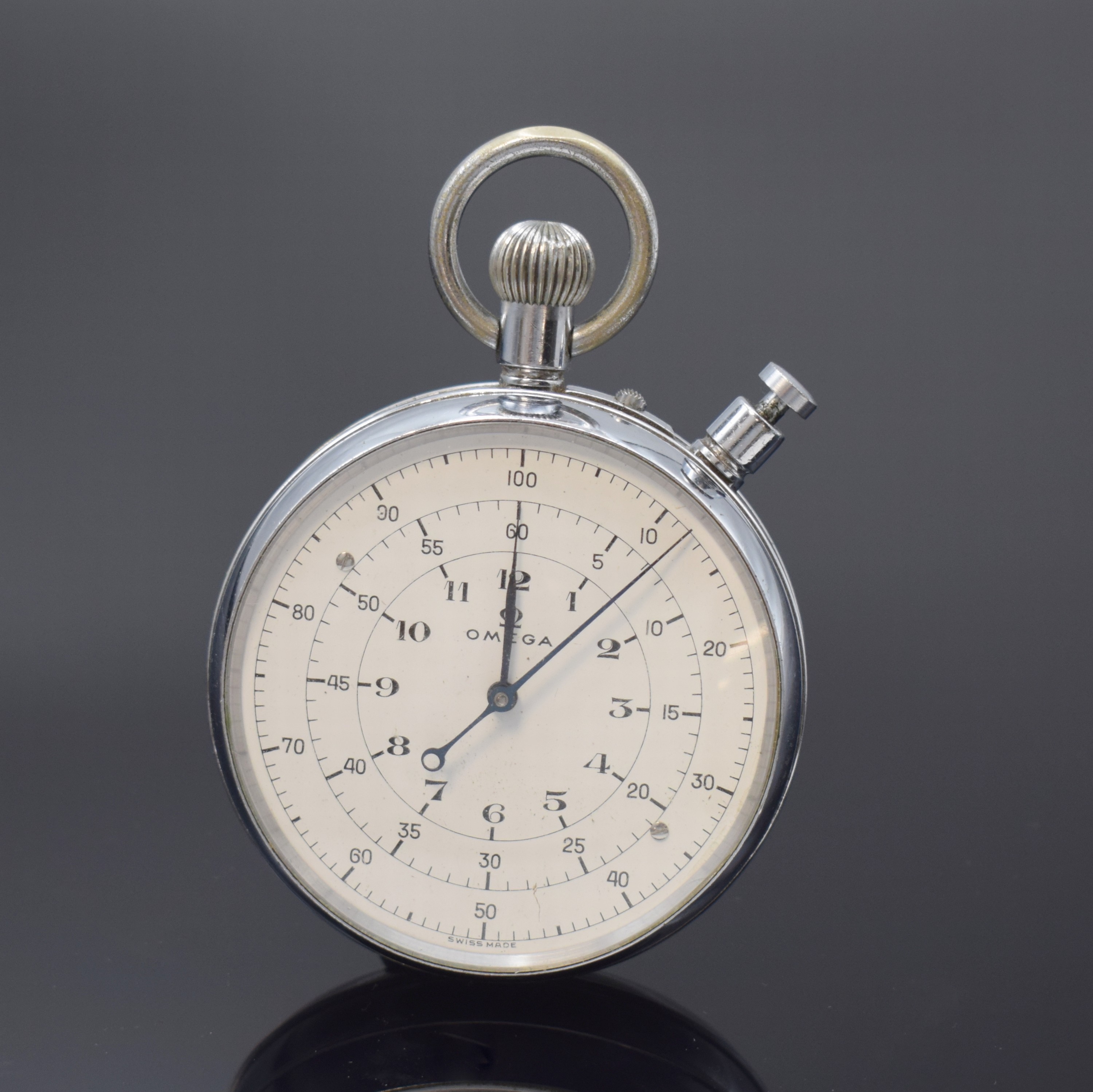 OMEGA große Alleszähler-Stoppuhr, Schweiz um 1952, verchr. Nickelgeh., Boden u. Glasrand aufgedr., Nullstell-Drücker arretierbar, weißes ...