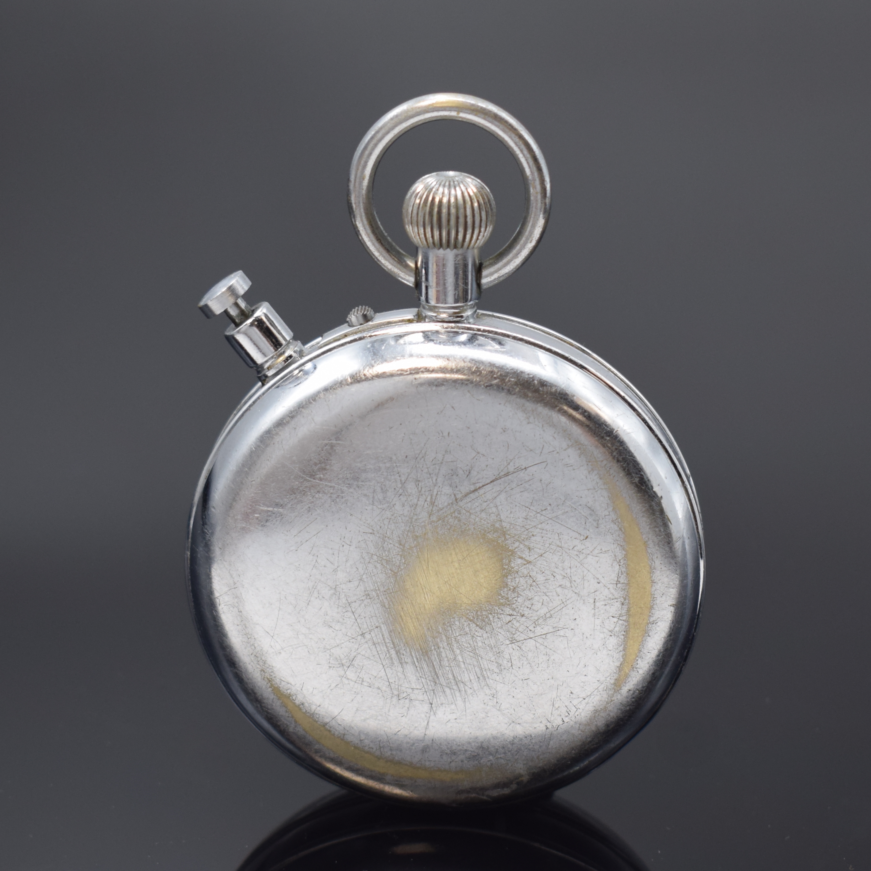 Detail a: OMEGA große Alleszähler-Stoppuhr, Schweiz um 1952, verchr. Nickelgeh., Boden u. Glasrand aufgedr., Nullstell-Drücker arretierbar, weißes ...