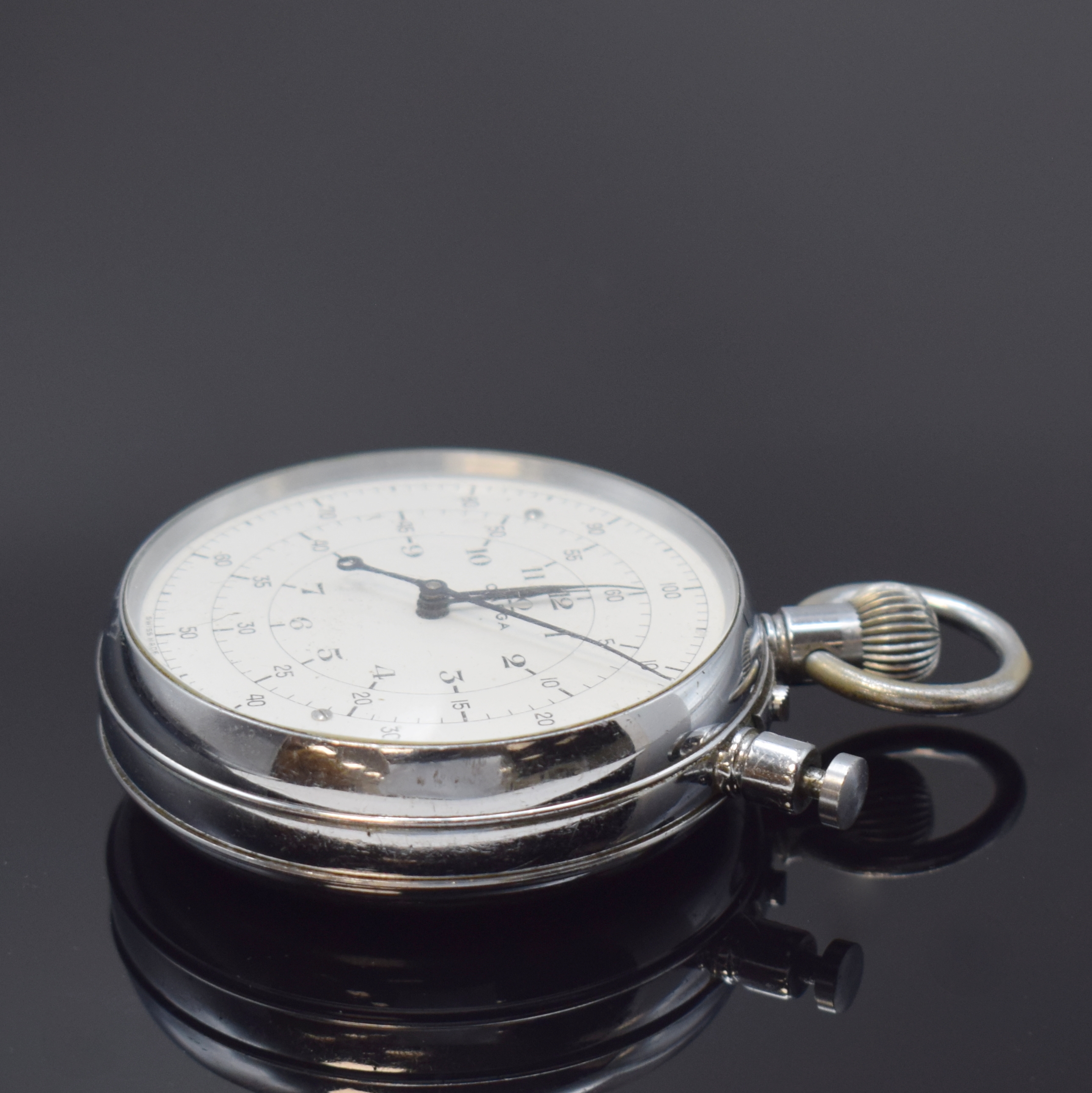 Detail b: OMEGA große Alleszähler-Stoppuhr, Schweiz um 1952, verchr. Nickelgeh., Boden u. Glasrand aufgedr., Nullstell-Drücker arretierbar, weißes ...