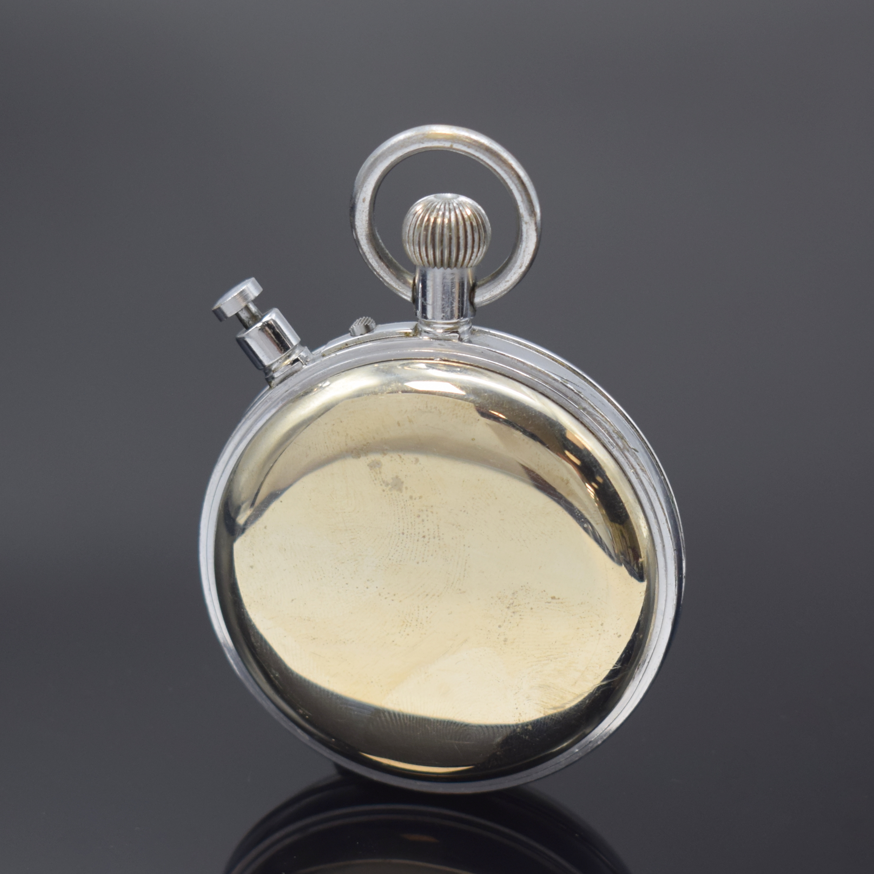 Detail c: OMEGA große Alleszähler-Stoppuhr, Schweiz um 1952, verchr. Nickelgeh., Boden u. Glasrand aufgedr., Nullstell-Drücker arretierbar, weißes ...