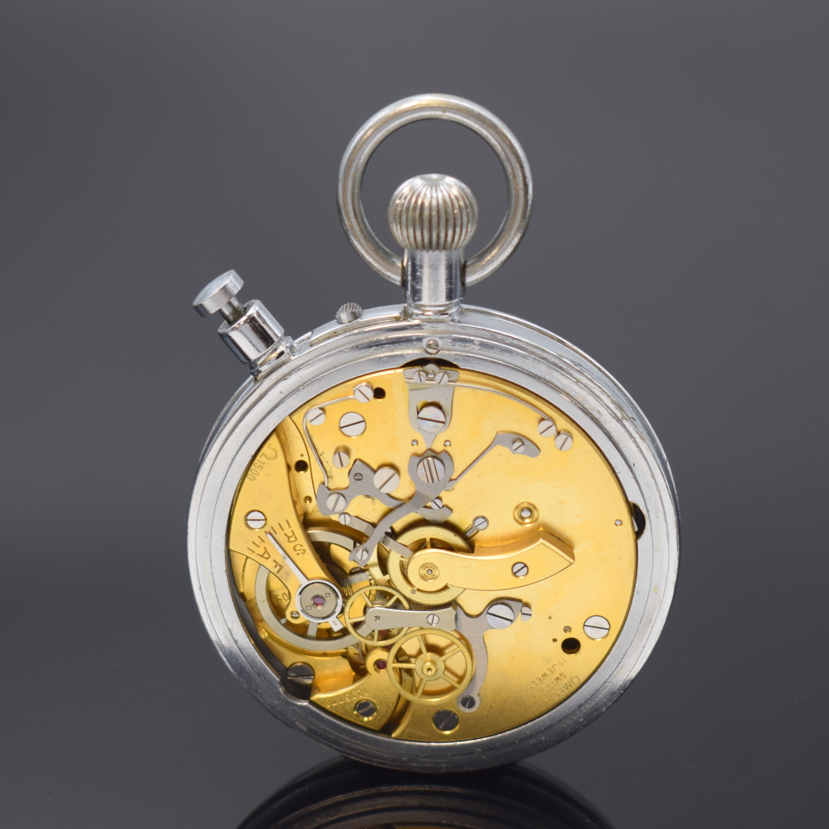 Detail d: OMEGA große Alleszähler-Stoppuhr, Schweiz um 1952, verchr. Nickelgeh., Boden u. Glasrand aufgedr., Nullstell-Drücker arretierbar, weißes ...