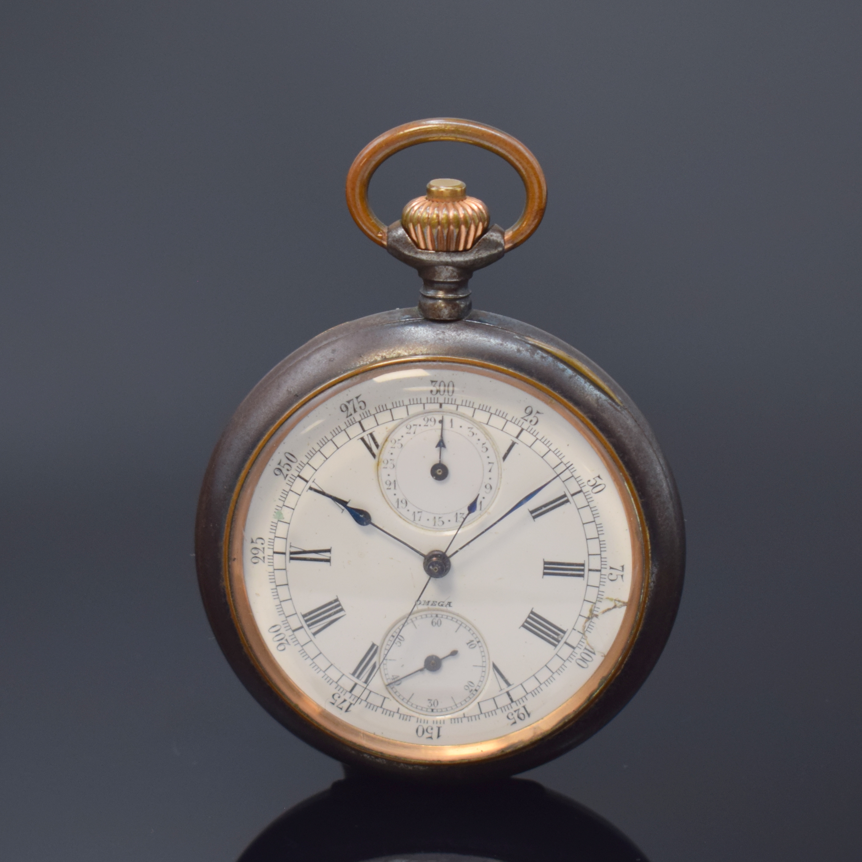 OMEGA offene Taschenuhr mit Chronograph, Schweiz um 1900, brüniertes Stahlgeh., Emailzifferbl. besch., gebl. Zeiger, Min.- Zähler b. 12, kl. Sek. ...
