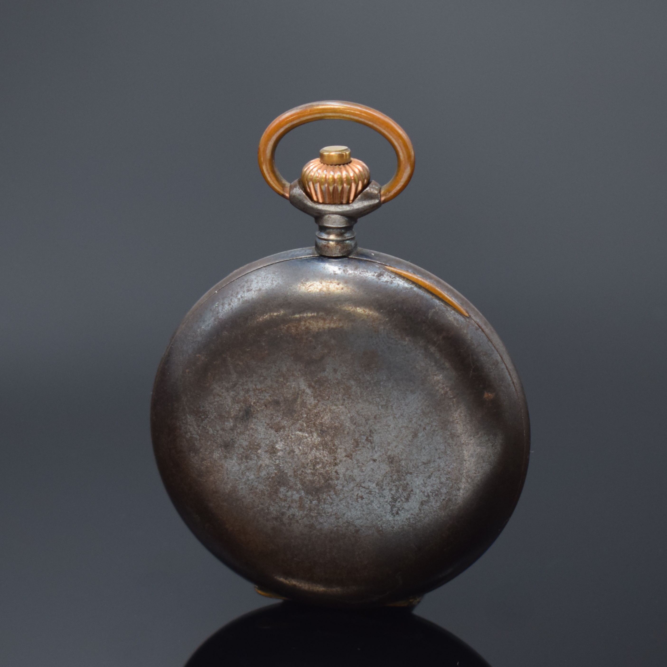Detail a: OMEGA offene Taschenuhr mit Chronograph, Schweiz um 1900, brüniertes Stahlgeh., Emailzifferbl. besch., gebl. Zeiger, Min.- Zähler b. 12, kl. Sek. ...