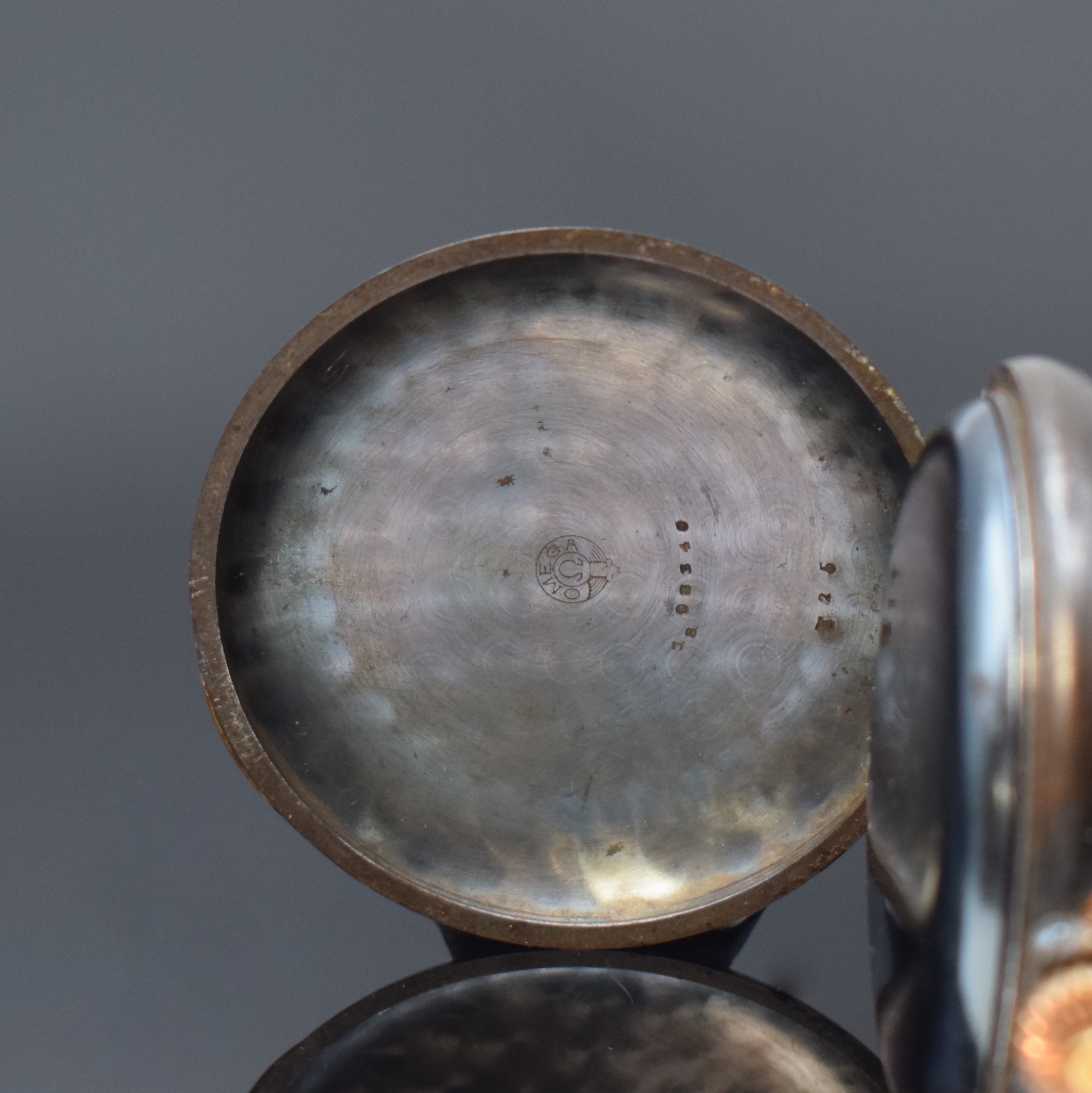 Detail b: OMEGA offene Taschenuhr mit Chronograph, Schweiz um 1900, brüniertes Stahlgeh., Emailzifferbl. besch., gebl. Zeiger, Min.- Zähler b. 12, kl. Sek. ...