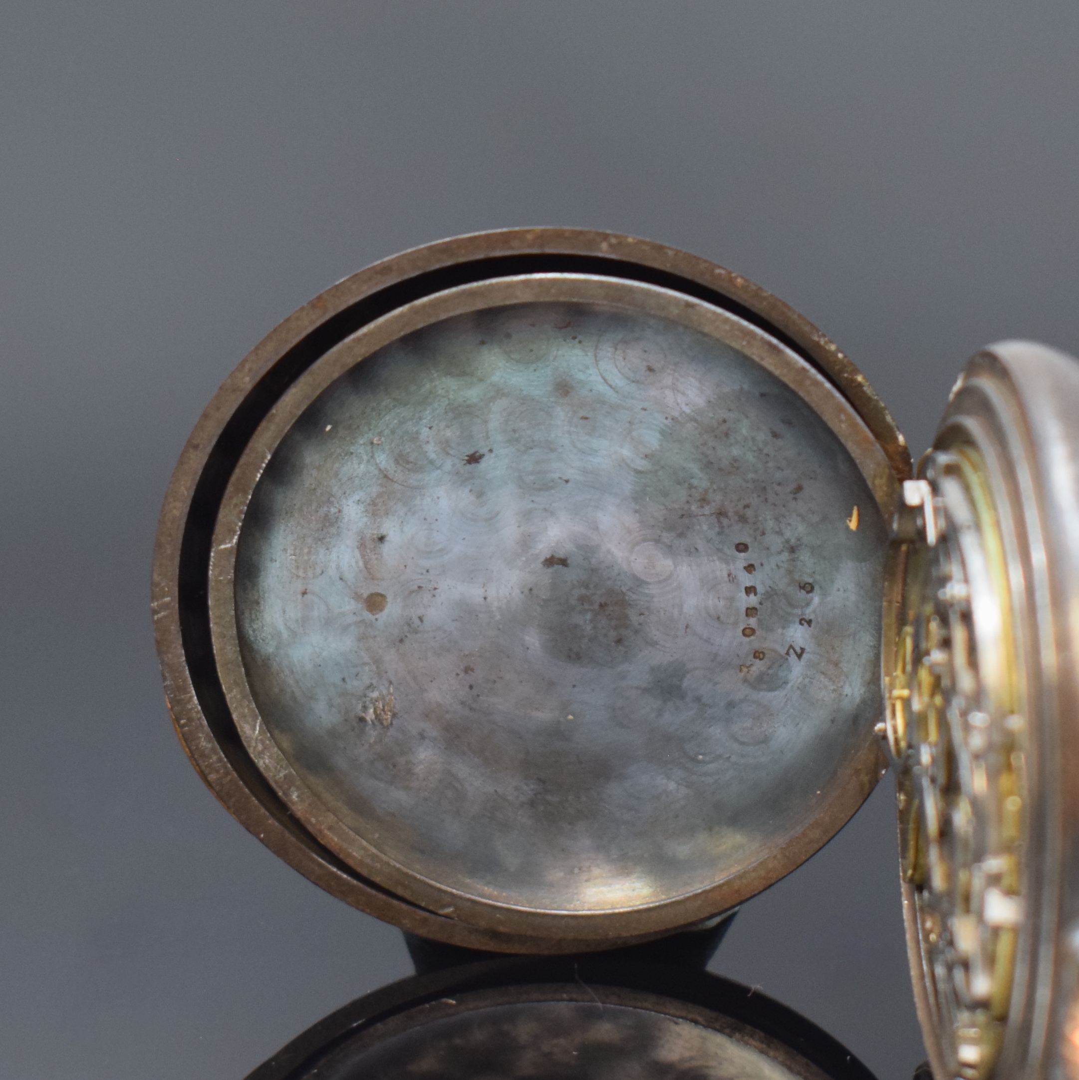 Detail d: OMEGA offene Taschenuhr mit Chronograph, Schweiz um 1900, brüniertes Stahlgeh., Emailzifferbl. besch., gebl. Zeiger, Min.- Zähler b. 12, kl. Sek. ...