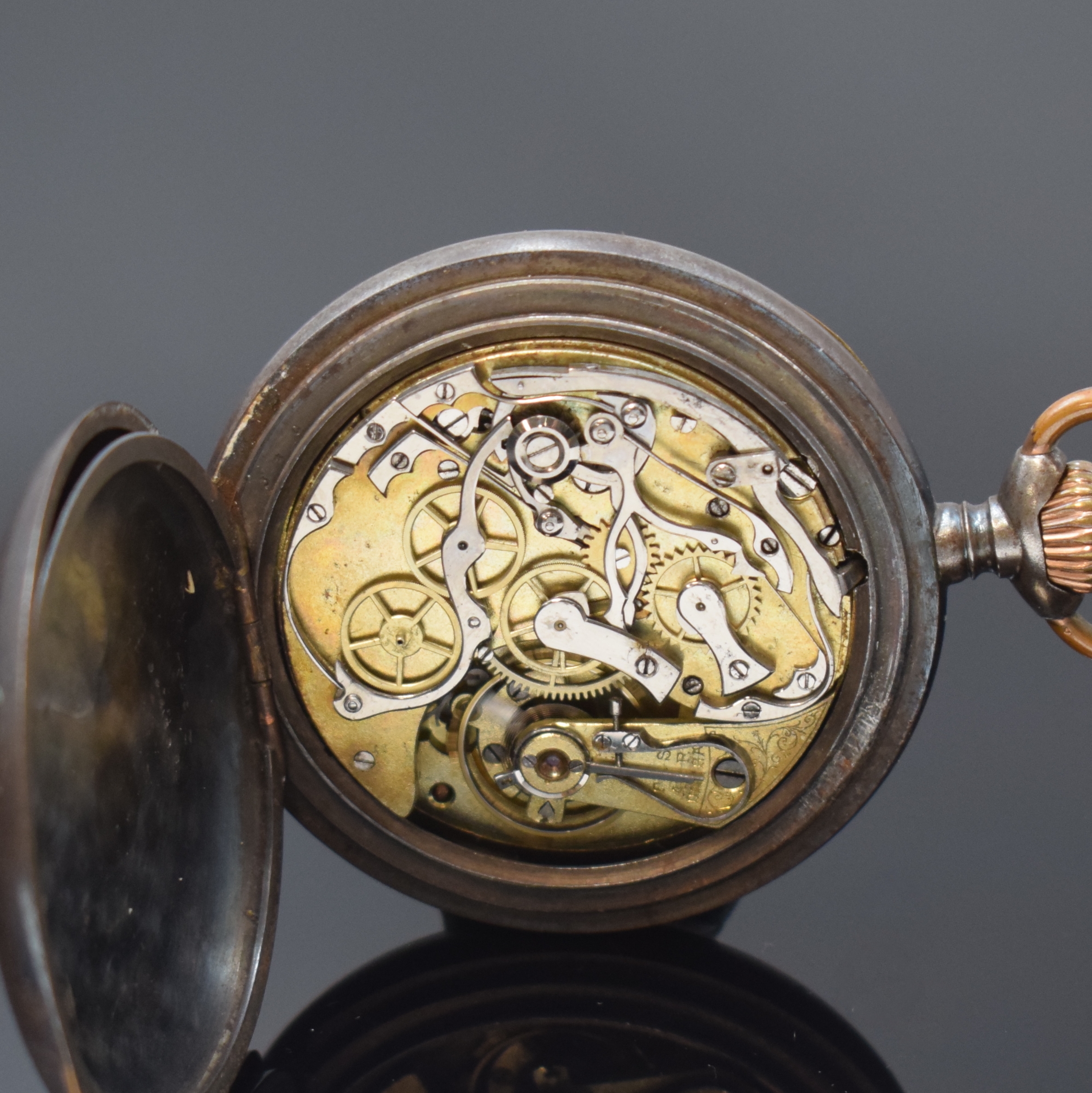 Detail e: OMEGA offene Taschenuhr mit Chronograph, Schweiz um 1900, brüniertes Stahlgeh., Emailzifferbl. besch., gebl. Zeiger, Min.- Zähler b. 12, kl. Sek. ...