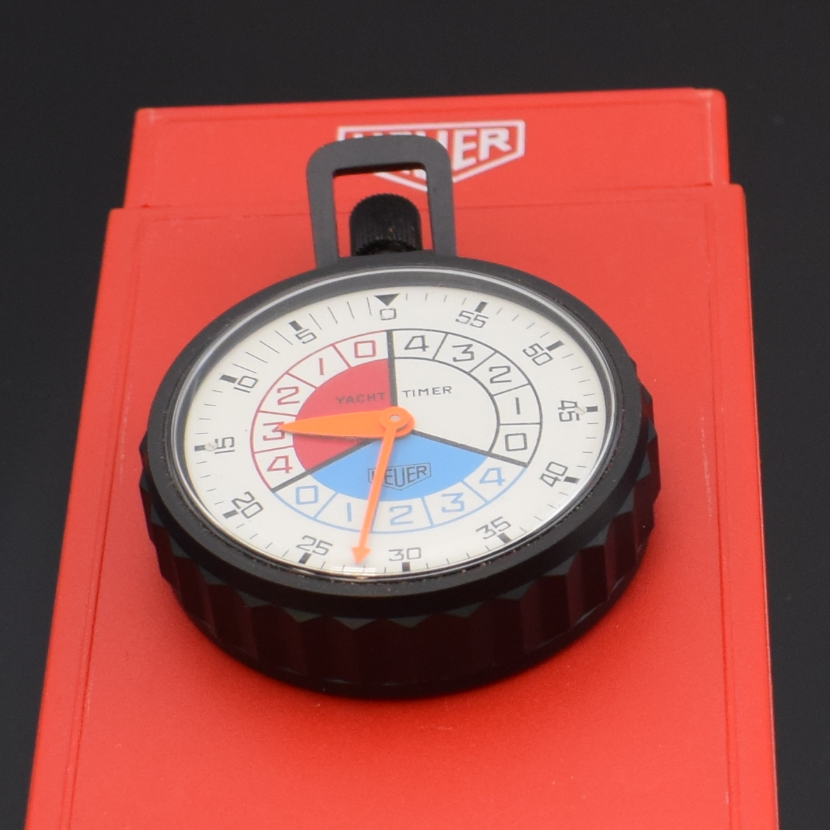 Detail b: 2 HEUER Yacht Timer, Schweiz 1960/70er Jahre, 1 x als Armbanduhr tragbar, mattiertes Metallgeh., verschr. Boden m. orig. Sticker, mehrfarbiges ...