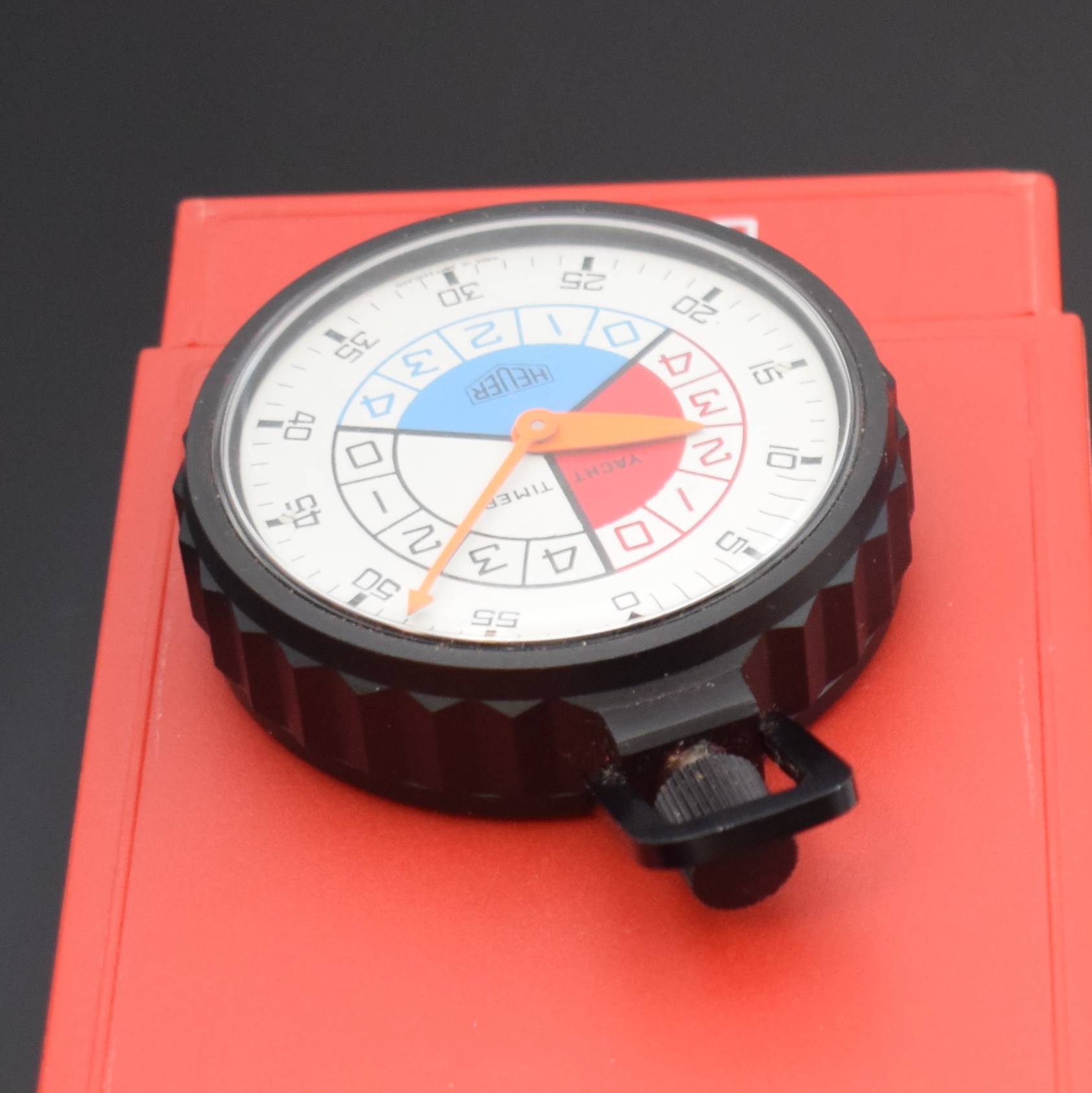 Detail d: 2 HEUER Yacht Timer, Schweiz 1960/70er Jahre, 1 x als Armbanduhr tragbar, mattiertes Metallgeh., verschr. Boden m. orig. Sticker, mehrfarbiges ...