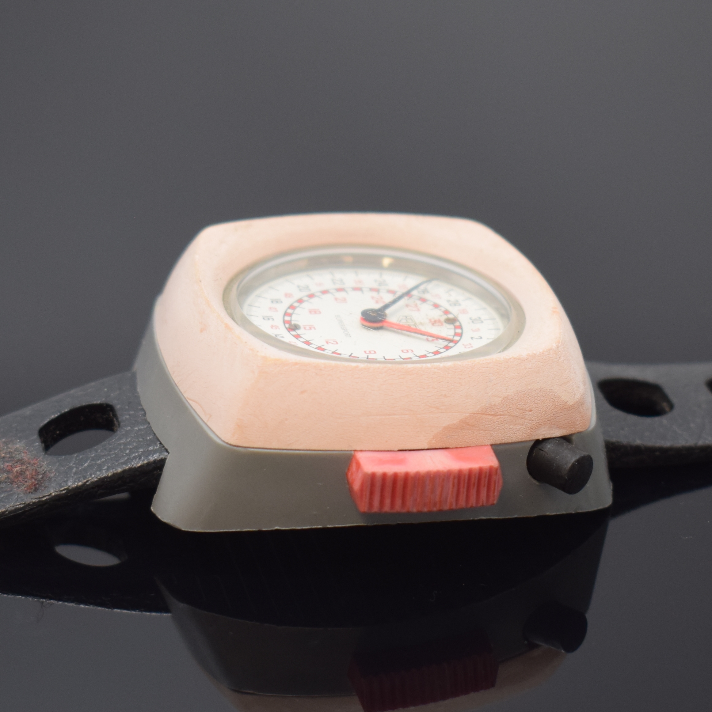 Detail b: HEUER Supersport Armband-Stoppuhr Referenz 775.902, Schweiz 1970er Jahre, Handaufzug, Polymer-Gehäuse, Oberteil altersbed. verblasst, ...