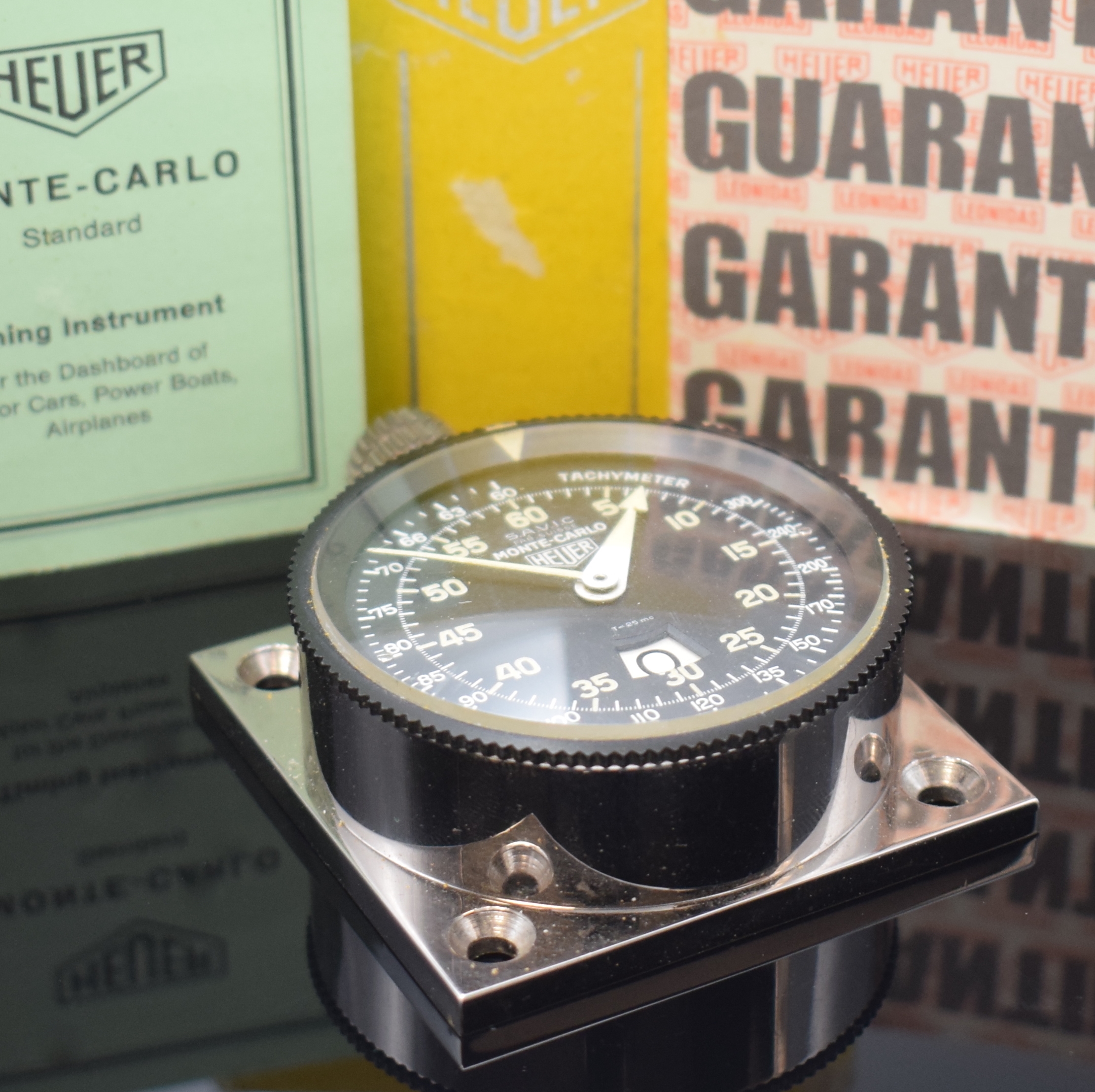 Detail b: HEUER Monte Carlo Dashboard Nr. 55990 Referenz 16.8433, Schweiz um 1960, verchr. Metallgeh. montiert auf quadratischer Metallplatte, schwarze ...