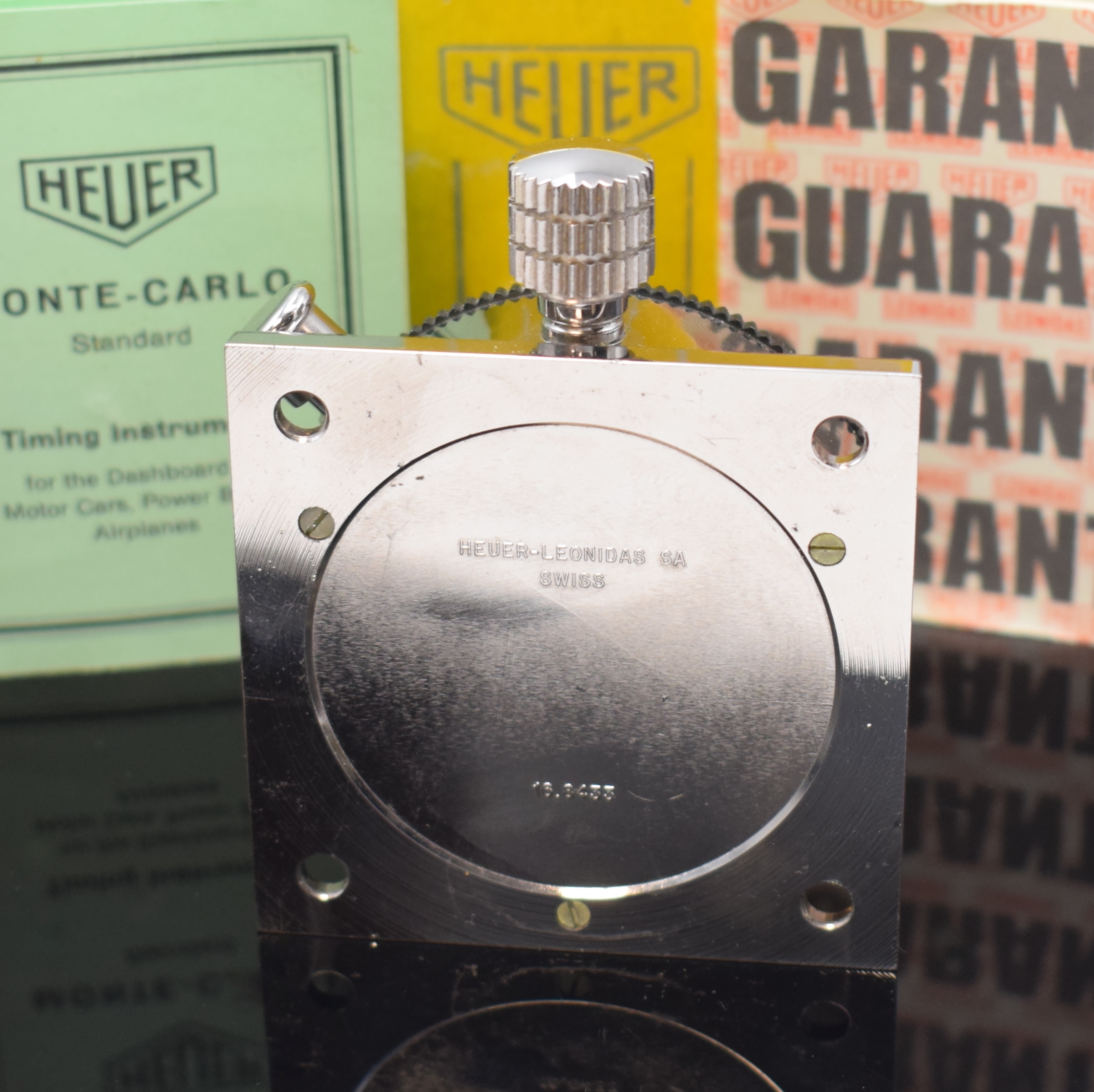 Detail c: HEUER Monte Carlo Dashboard Nr. 55990 Referenz 16.8433, Schweiz um 1960, verchr. Metallgeh. montiert auf quadratischer Metallplatte, schwarze ...